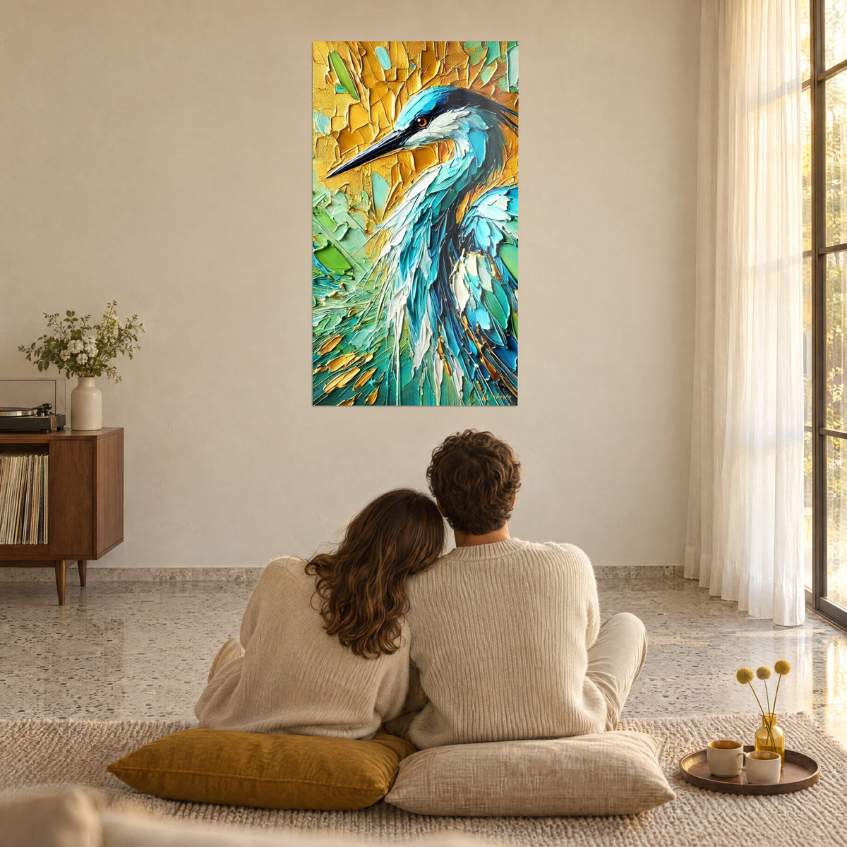 Tableau volatile aquatique en pâte épaisse turquoise et or, dans un séjour baigné de lumière, couple assis sur des coussins moutarde