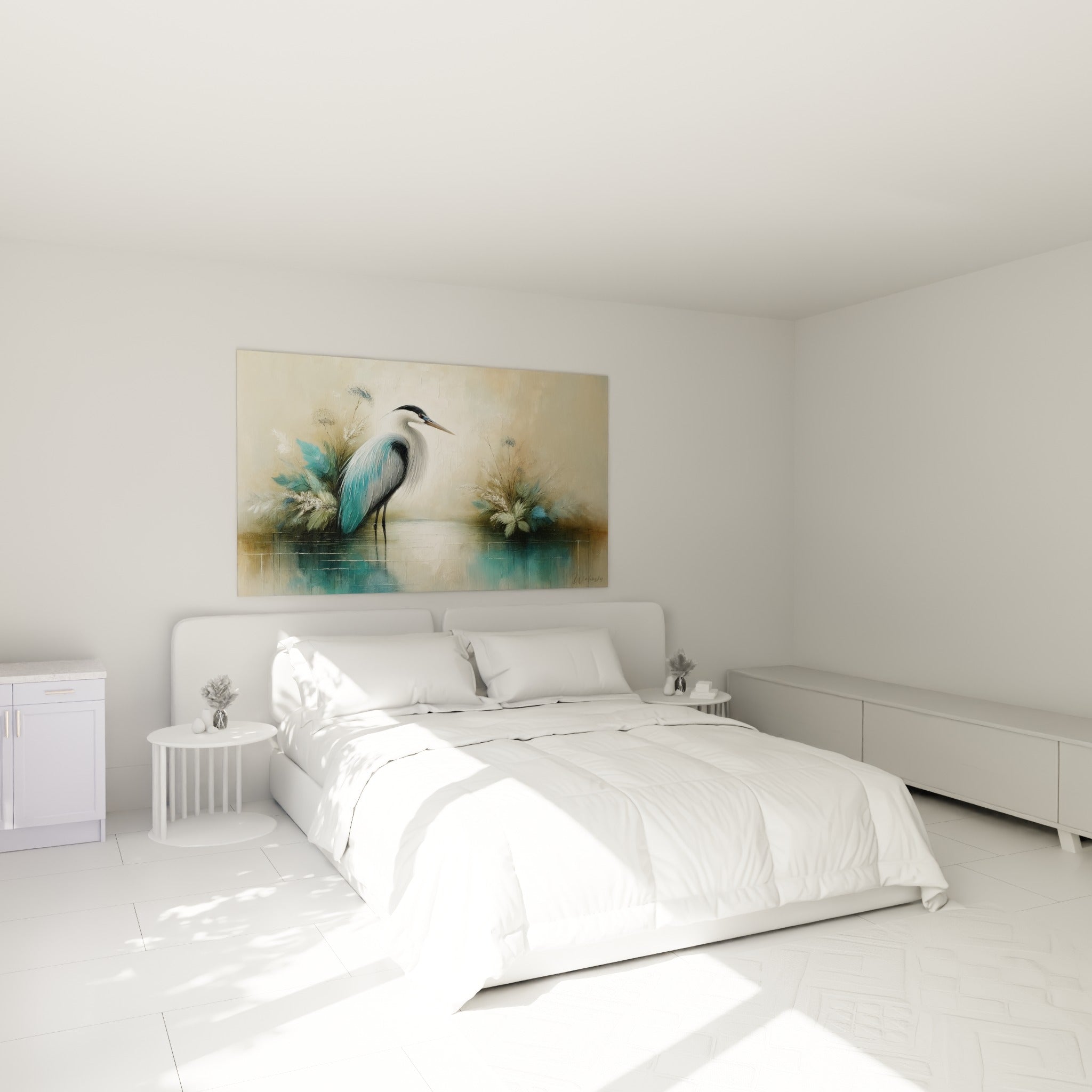 Silhouette élancée du héron aux plumes gris-bleu, accrochée au-dessus d'un lit dans une chambre claire