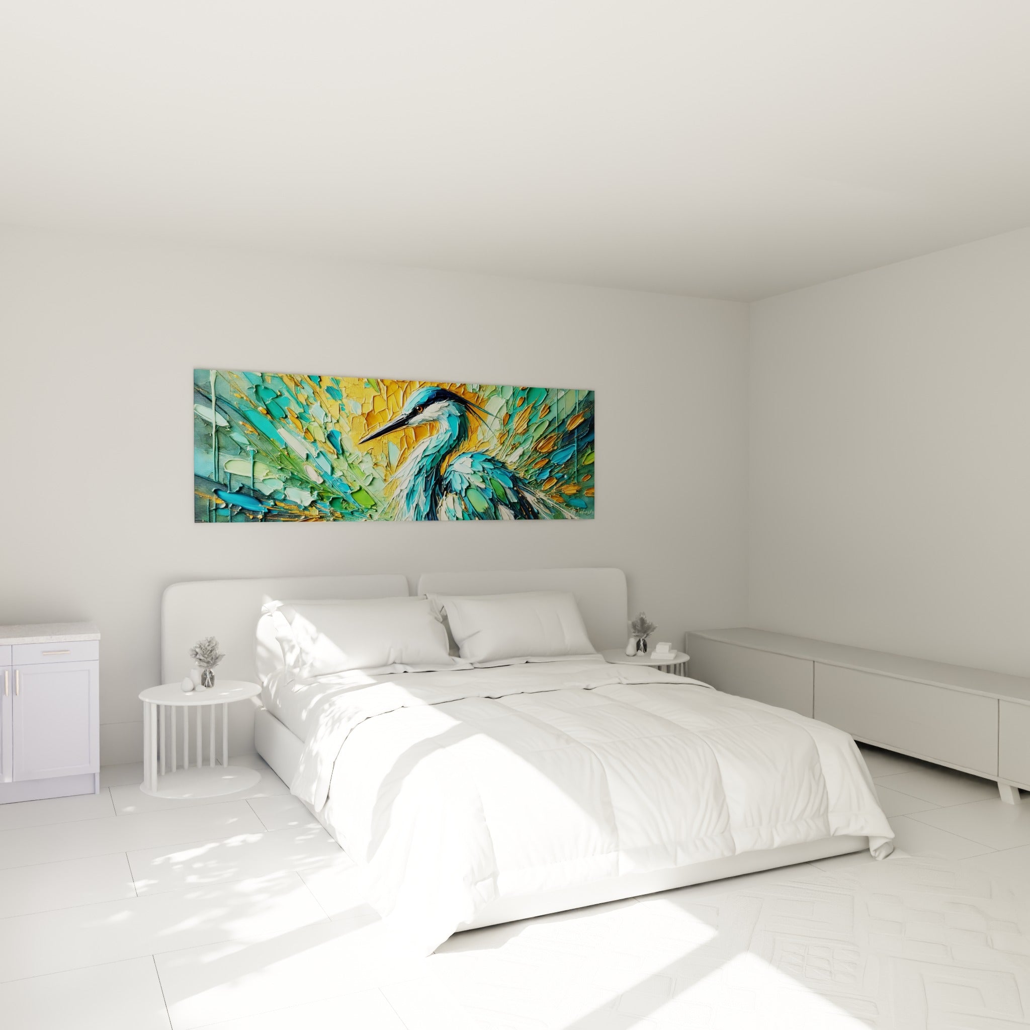 Oiseau échassier turquoise et or aux plumes sculptées, accroché au-dessus d'un lit dans une chambre claire