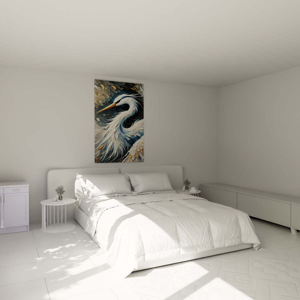 Silhouette de héron aux plumes bleu pastel et reflets dorés accrochée au-dessus d'un lit dans une chambre claire