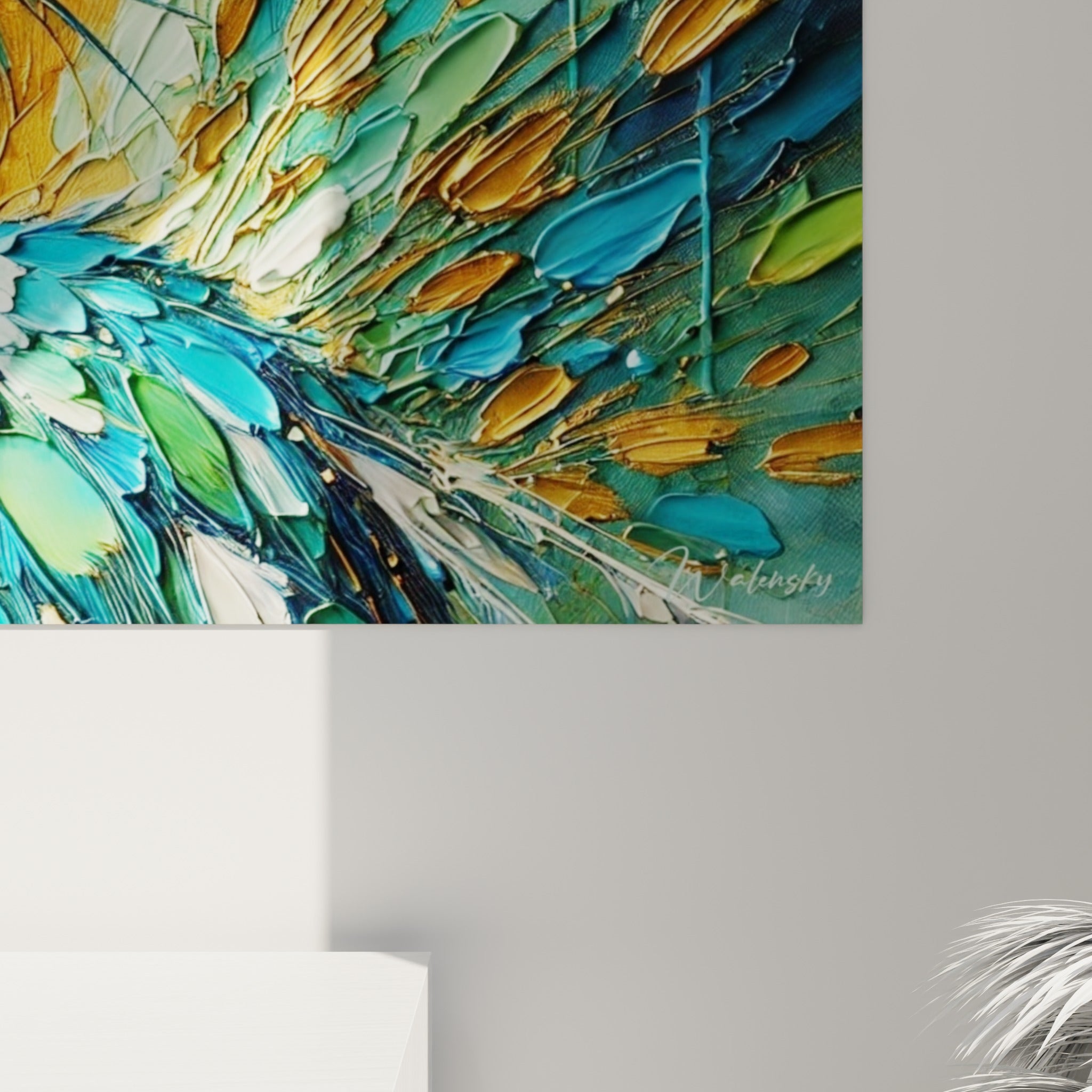 Empâtements turquoise, vert sauge et doré se mêlant en relief, coulures bleutées visibles sur la toile