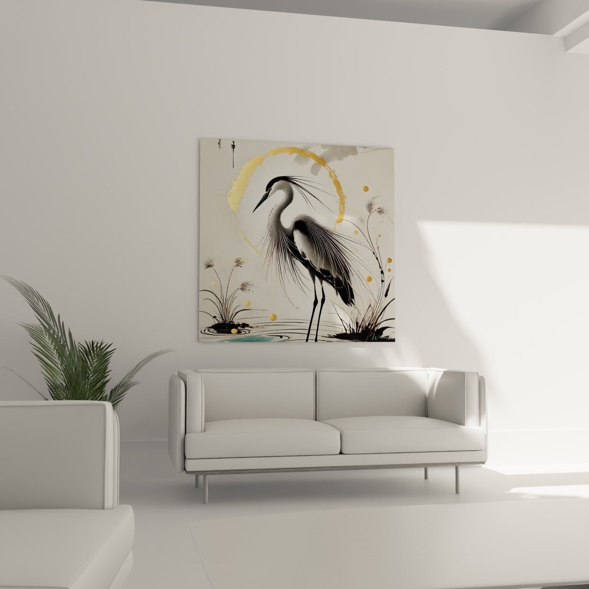 Oiseau échassier ivoire et anthracite entouré d'un cercle doré, au-dessus d'un canapé dans un salon lumineux