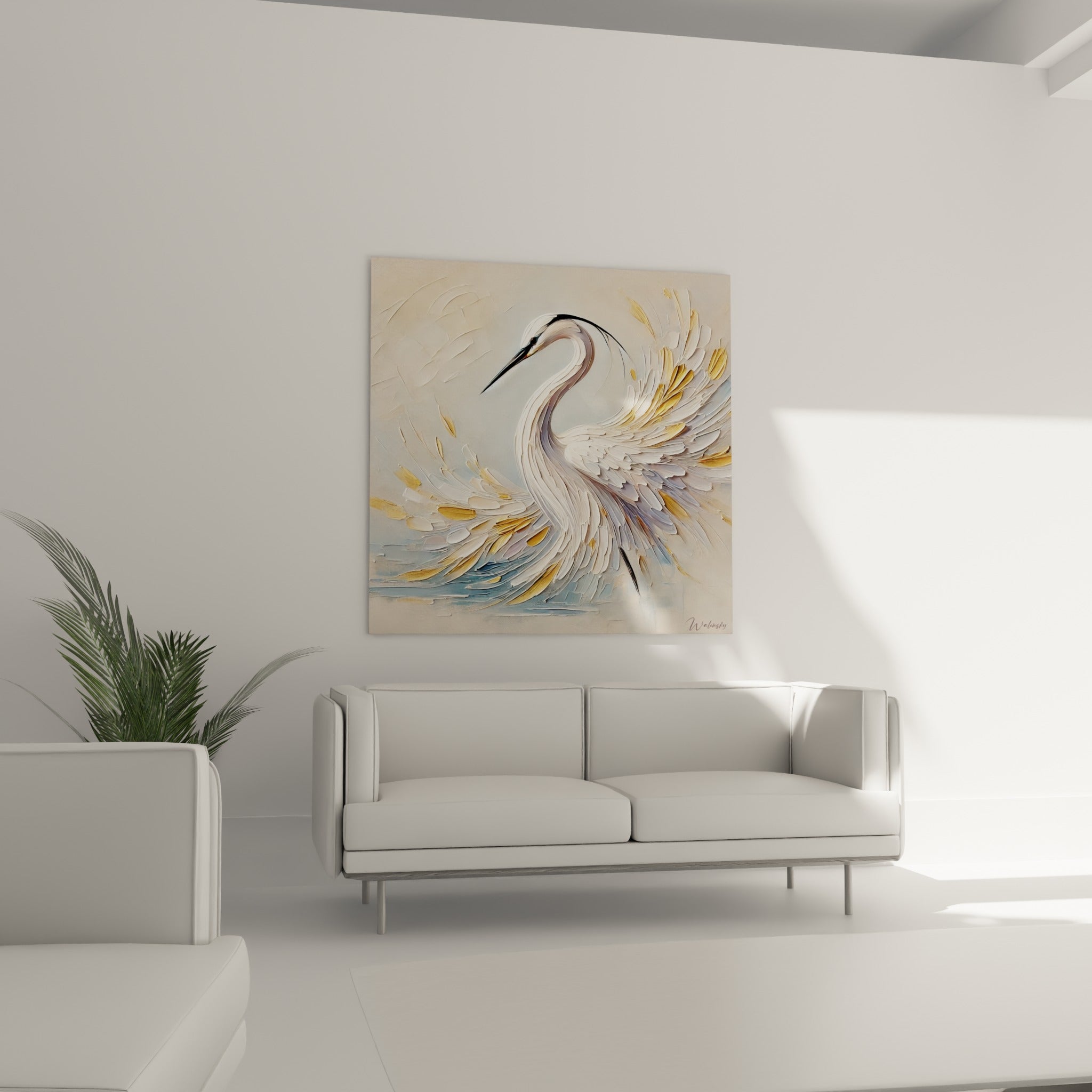 Plumage texturé mêlant doré, gris bleuté et blanc ivoire, accroché au-dessus d'un canapé dans un salon lumineux.