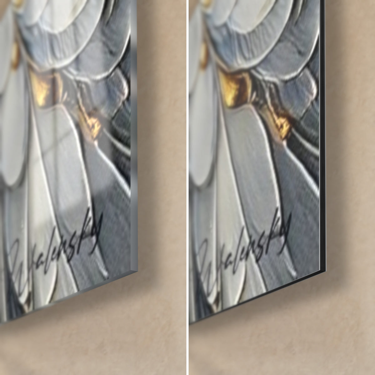 Tableau plumes de héron empâtées en blanc crème et gris bleuté, reflets dorés sous le verre brillant et Dibond mat noir