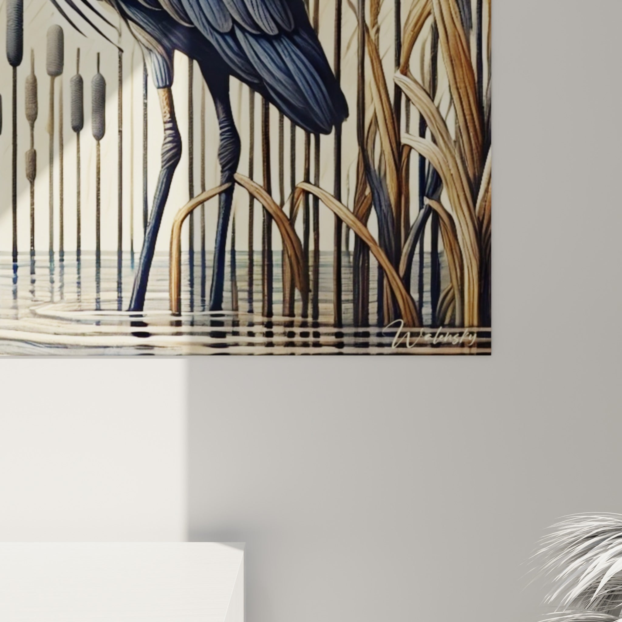 Détail des plumes texturées bleu-gris et des massettes ocre gravées à la surface de la toile