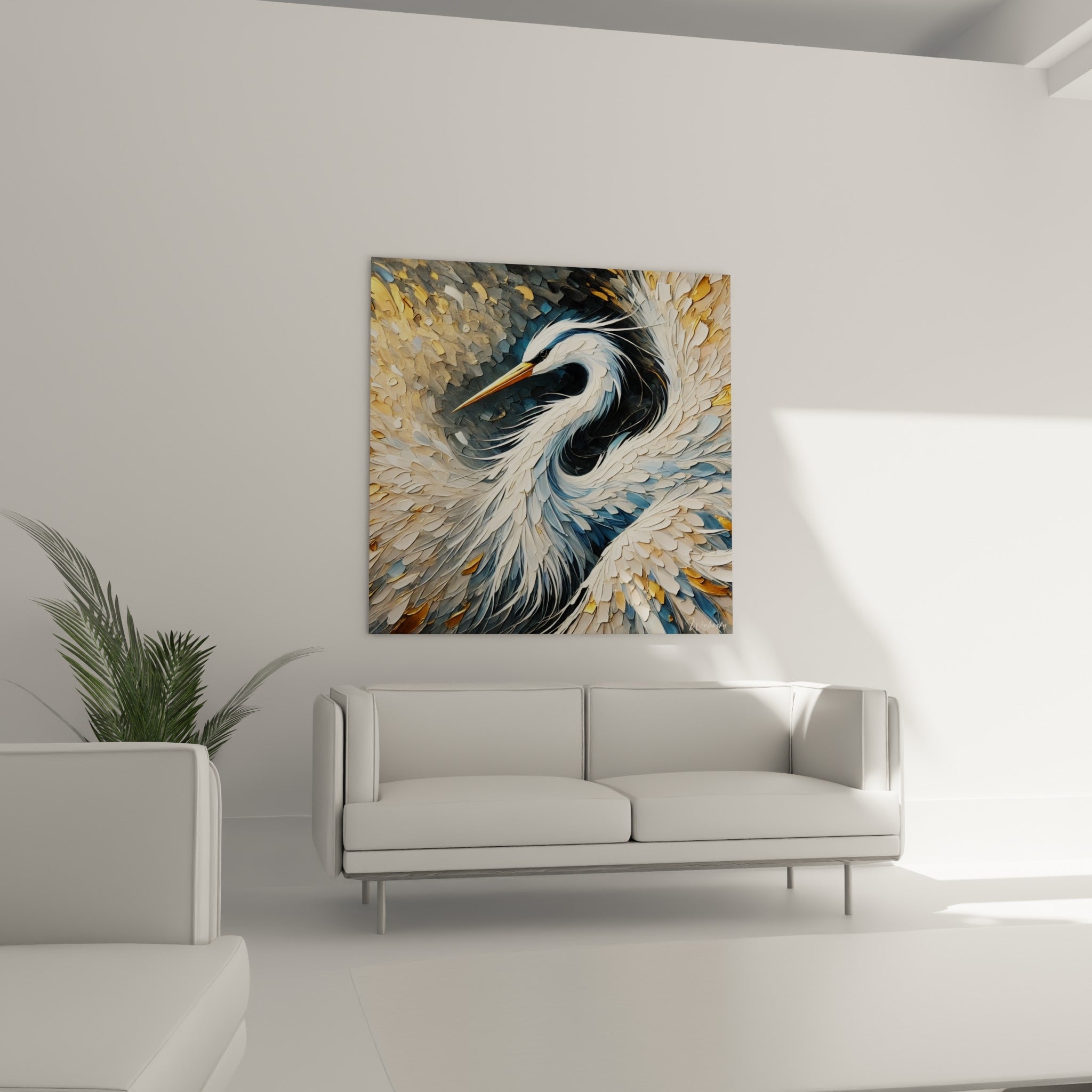 Plumes ivoire et dorées d'un héron sculptural, accrochées au-dessus d'un canapé dans un salon lumineux