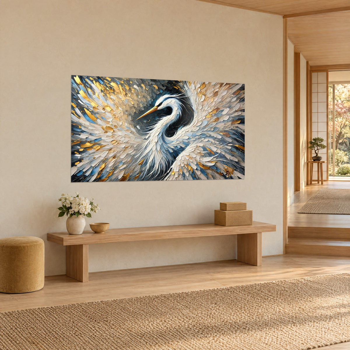 Gemälde Stelzvogel mit gebogenem Hals, Wirbel aus elfenbeinfarbenen und goldenen Federn, an einer beigen Wand neben einer Holzbank