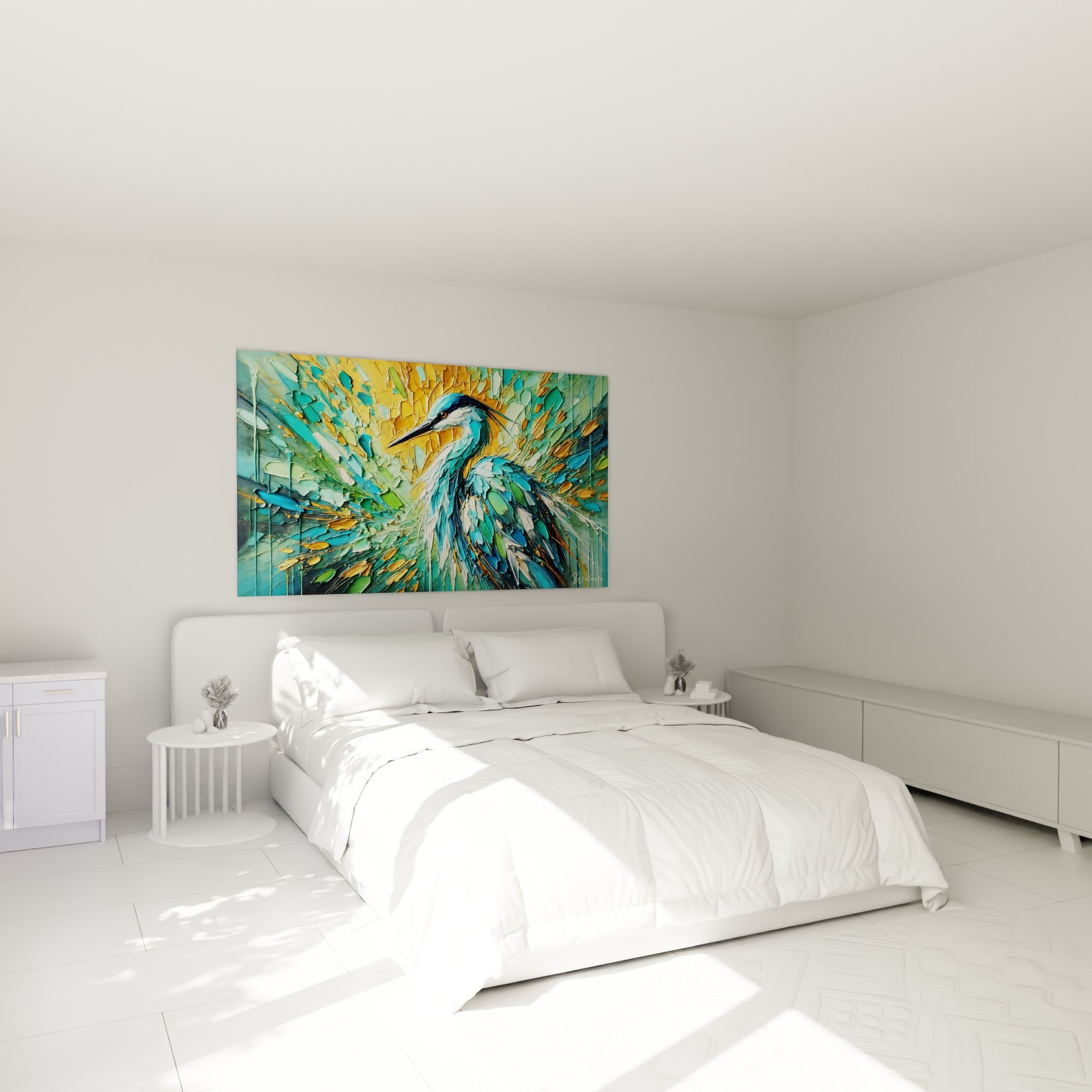 Oiseau héron turquoise et vert sauge peint en relief doré, au-dessus d'un lit dans une chambre claire