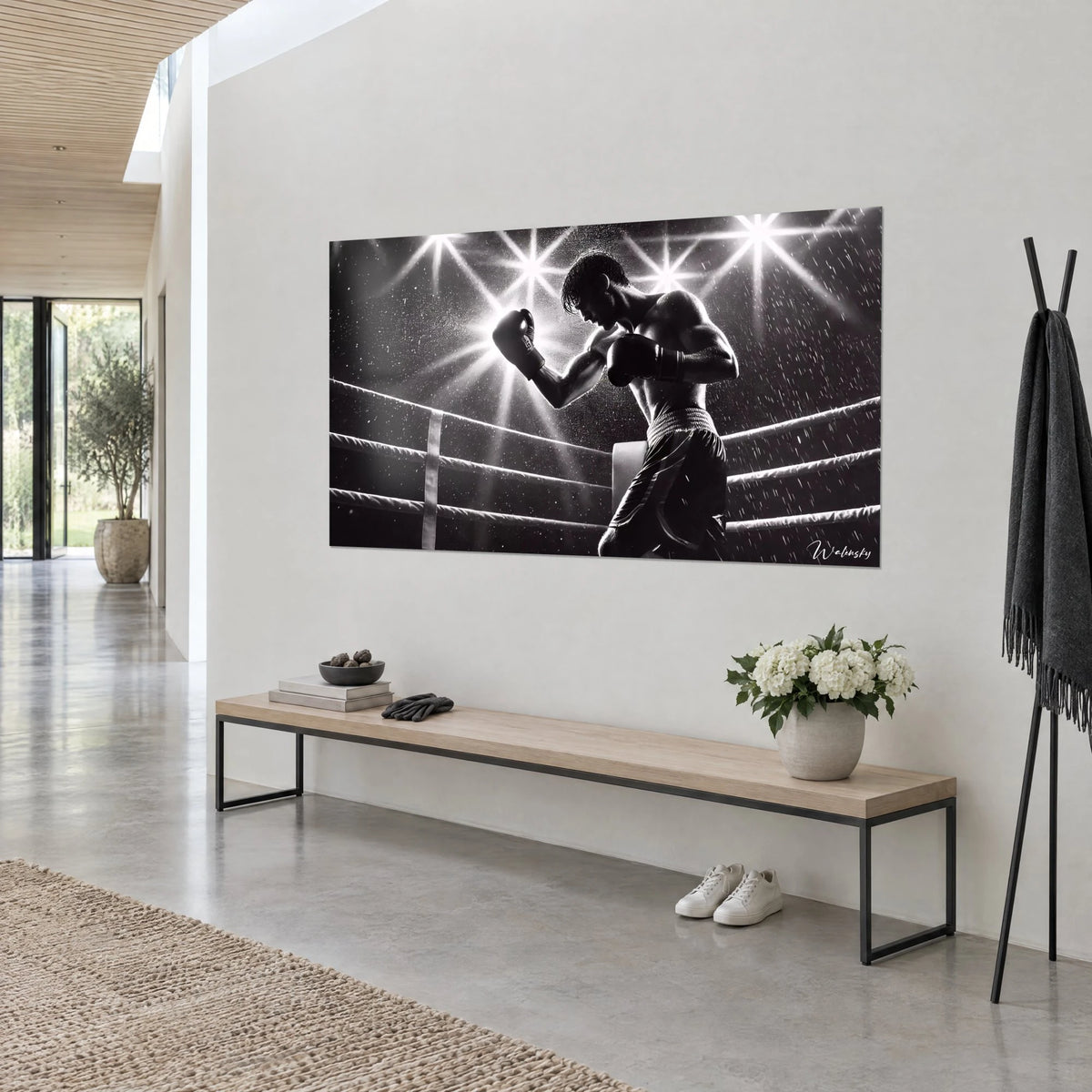 Tableau pugiliste torse nu et short sombre, cordes blanches du ring, gouttes de sueur argentées, mur clair, console en bois
