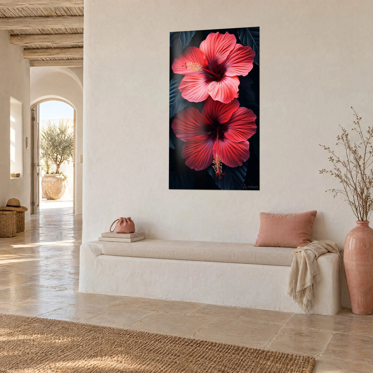Cuadro flores tropicales superpuestas, corolas rosa salmón y carmesí sobre fondo negro, vista de tres cuartos, casa mediterránea