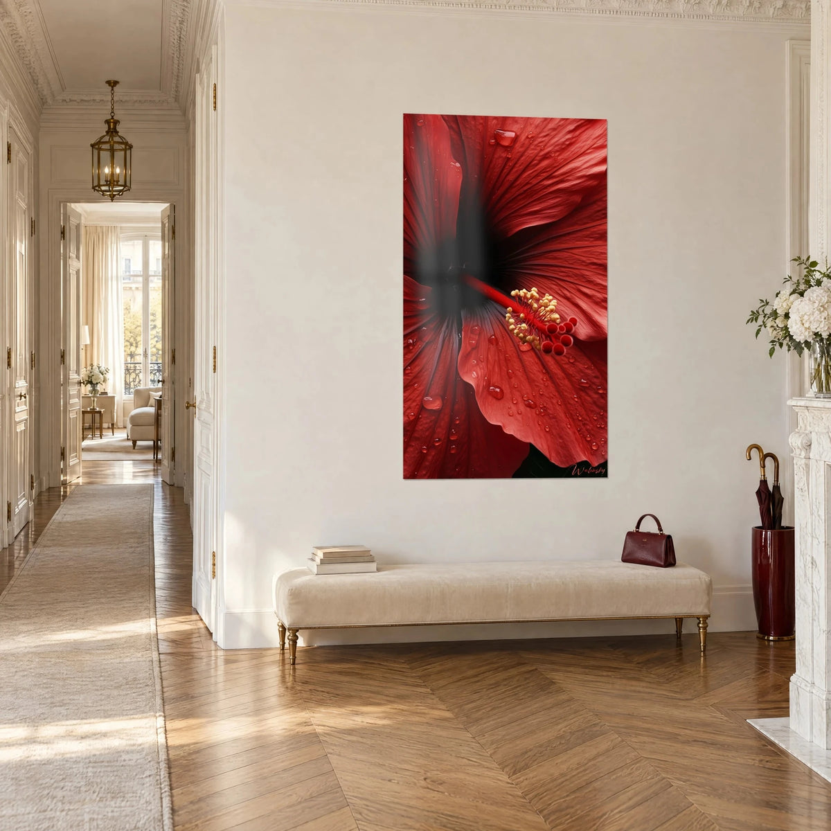 Quadro corolla scarlatta dai petali venati, cuore nero profondo e pistillo ramato, vista di tre quarti in un corridoio haussmanniano