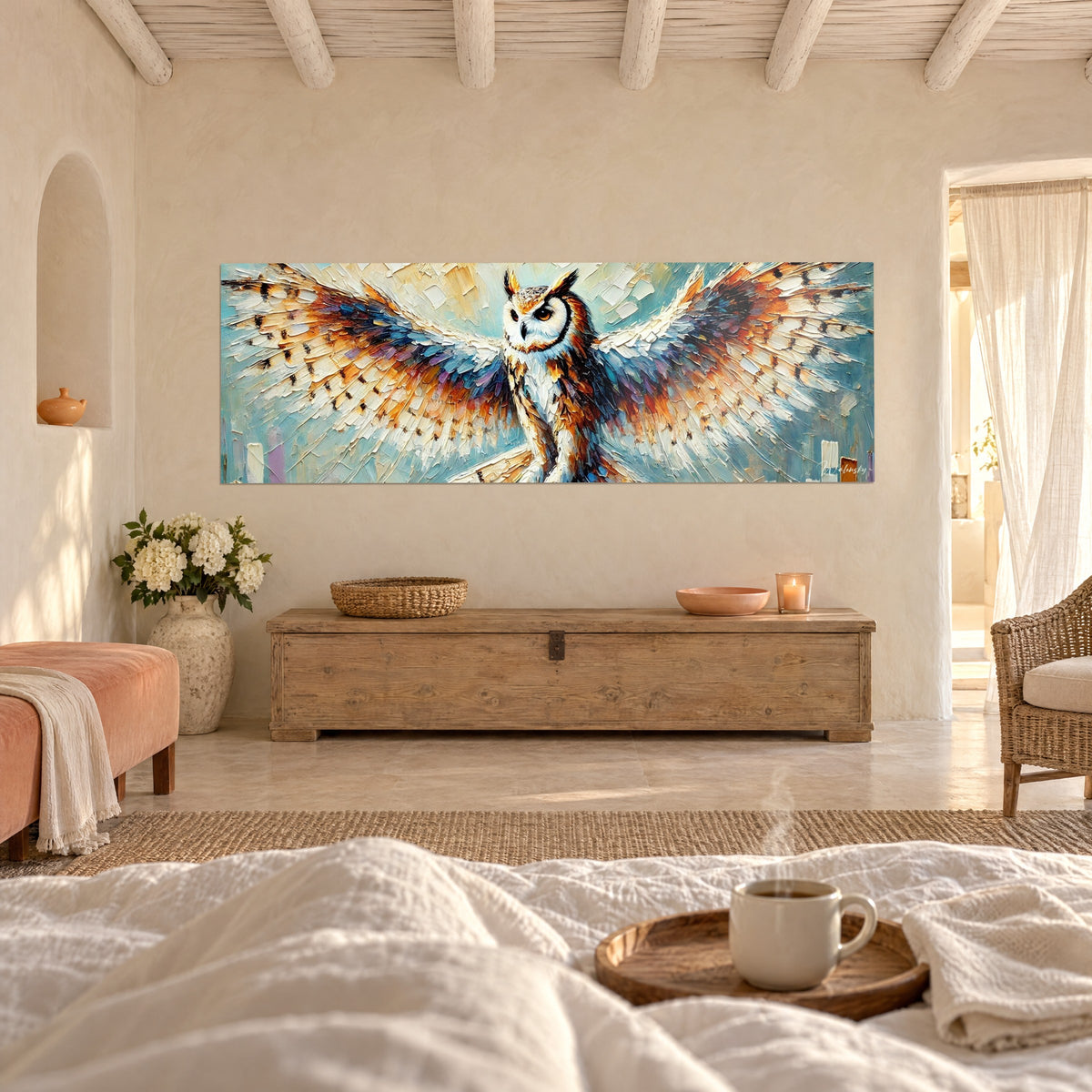 Tableau chouette aux grandes ailes tachetées, bleu ardoise et orangé, face au regard ambre, au-dessus d'un lit dans une chambre claire
