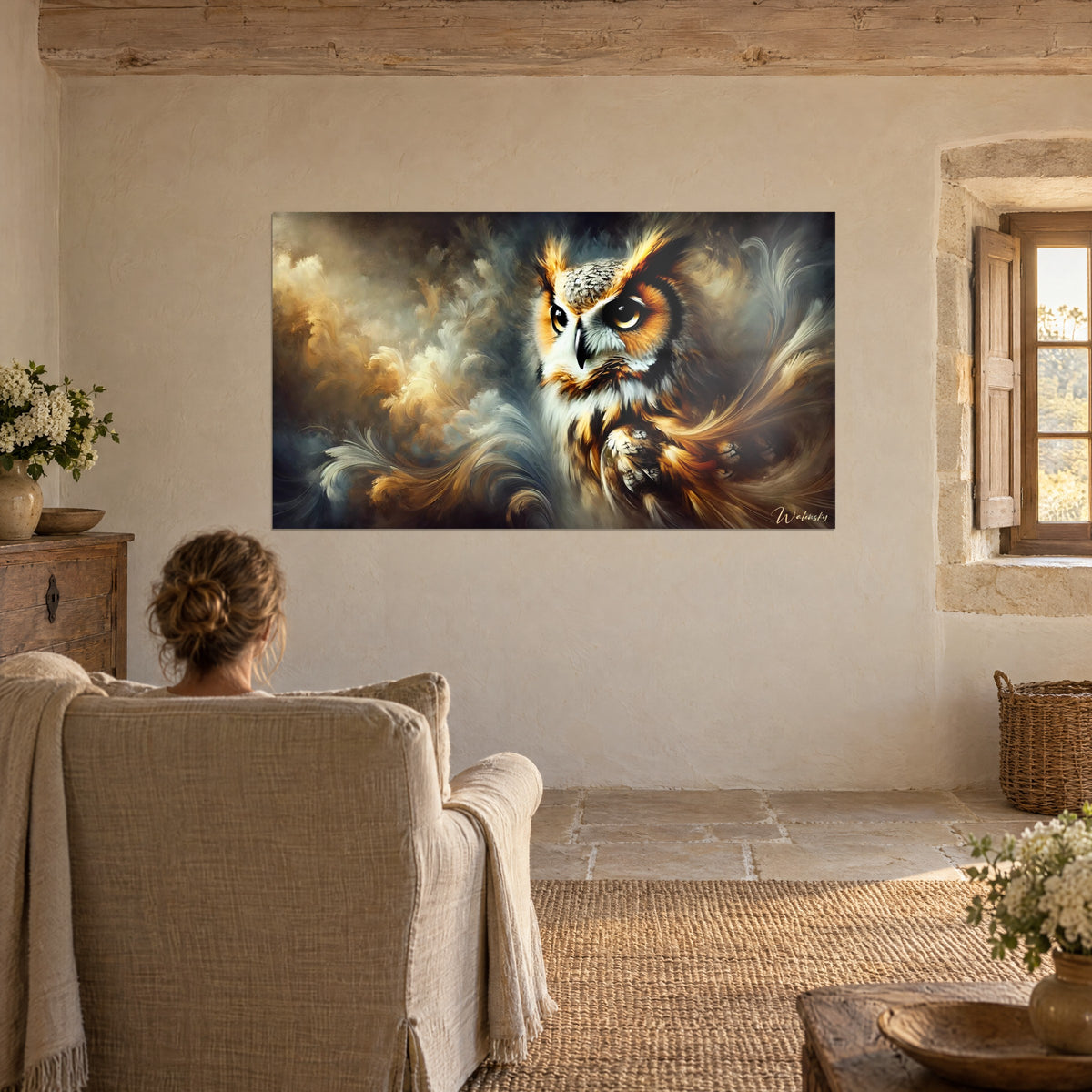 Quadro di gufo a olio, iride gialla cerchiata di nero, nuvole seppia e grigio-azzurre, parete di pietra illuminata dalla finestra