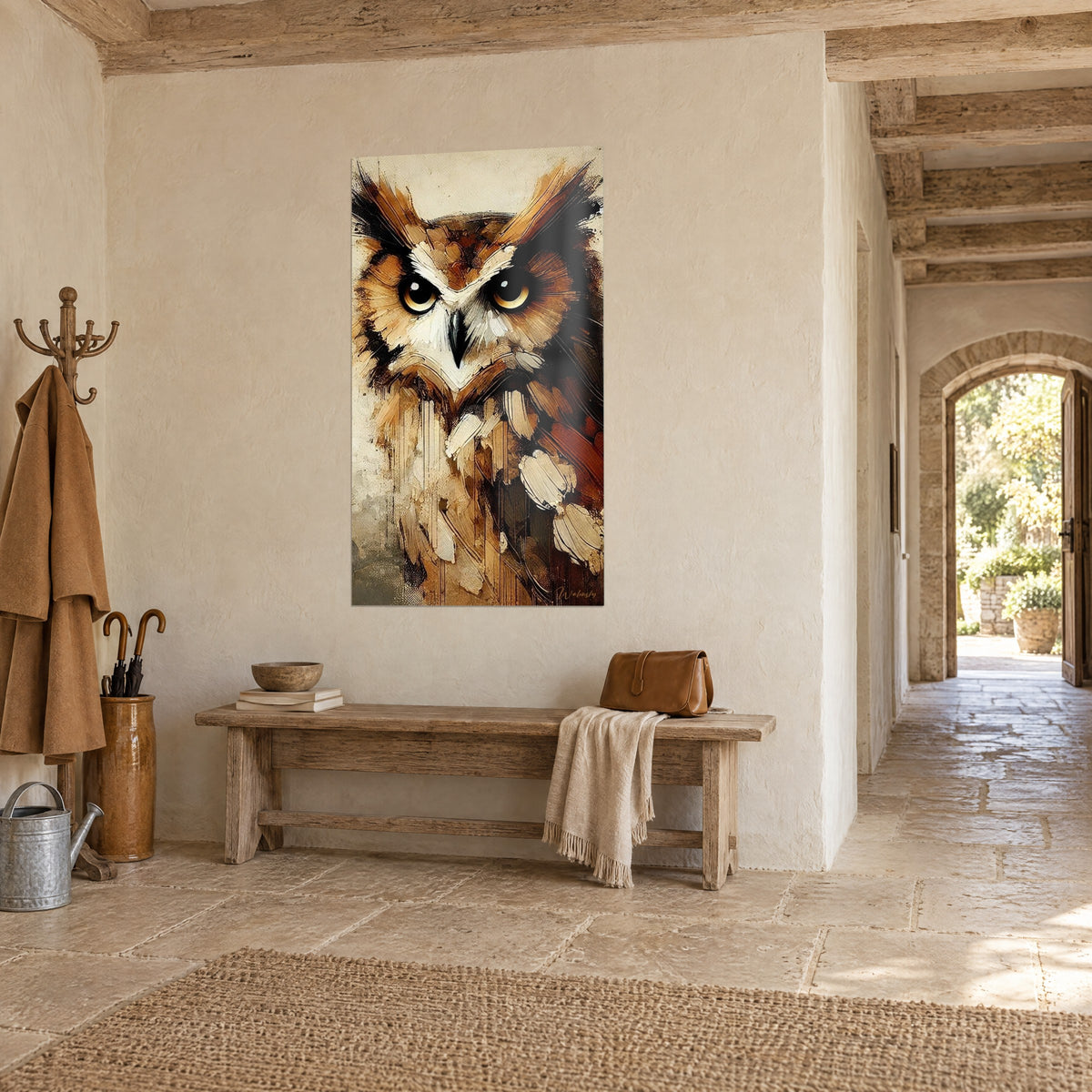 Gemälde Nachtvogel mit schwarzem Schnabel und cremefarbener Gesichtsmaske, ockerfarbenes und braunes Fell, an einer gekalkten Wand eines Steinflurs