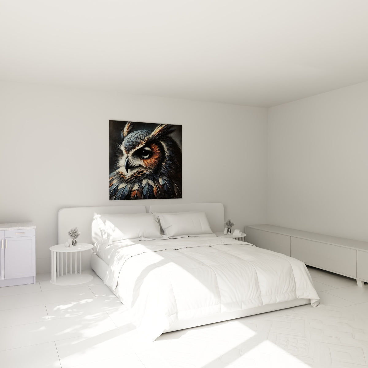 Regard intense d'un hibou aux tons anthracite et ocre, au-dessus d'un lit dans une chambre claire