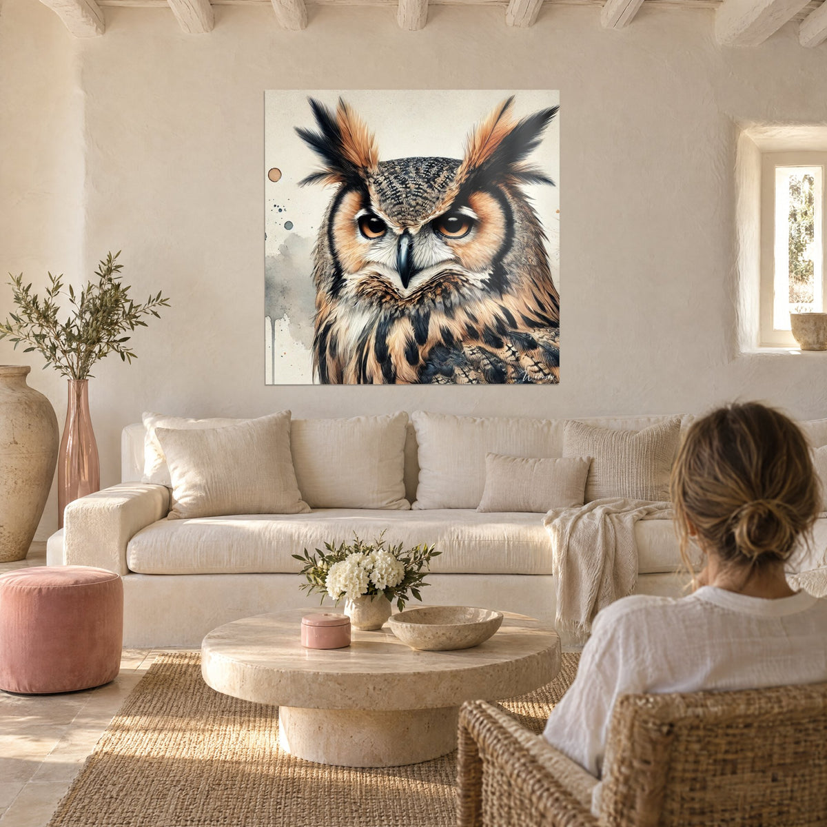 Gemälde Uhu mit rostbraunen Federohren und orangefarbenen Augen, braunes und schwarzes Gefieder, über einem Sofa in einem hellen Wohnzimmer