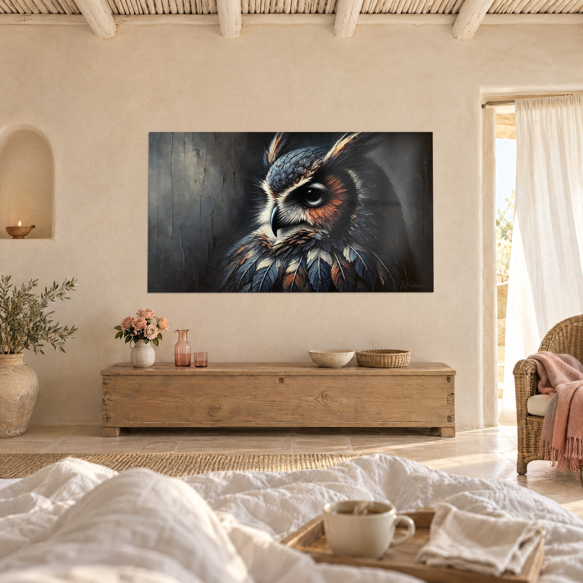 Tableau hibou à l'œil unique fixé, plumes bleu nuit et orangées sur fond sombre fissuré, au-dessus d'un lit dans une chambre claire