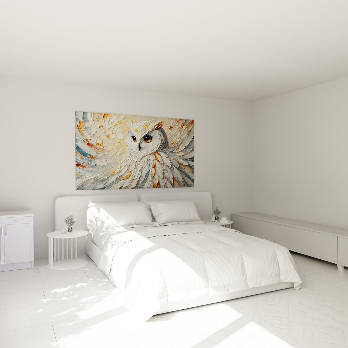 Regard perçant du hibou gris et doré placé au-dessus d'un lit dans une chambre claire