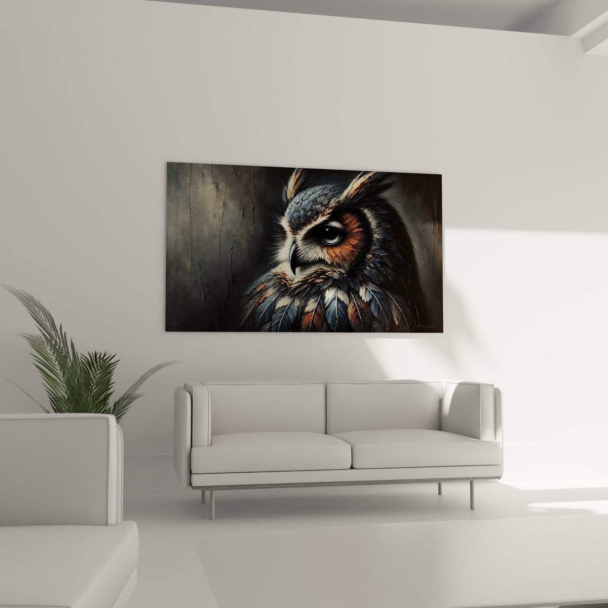 Œil sombre et plumage anthracite du hibou accroché au-dessus d'un canapé dans un salon lumineux