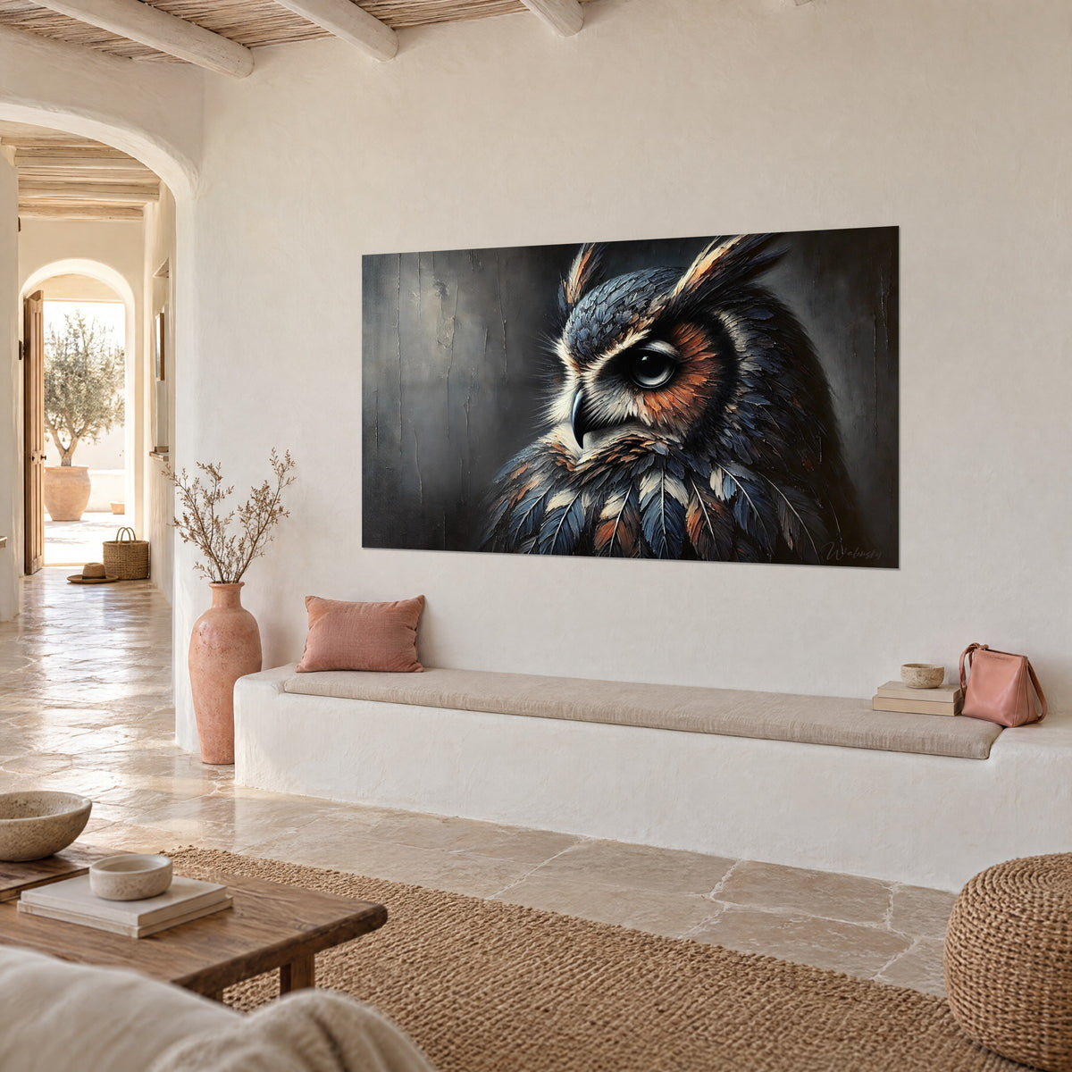 Tableau rapace aux aigrettes beige clair, plumage anthracite et cuivré, accroché de trois-quarts au-dessus d'un banc blanc