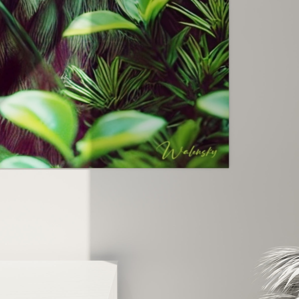 Détail des plumes texturées vert sauge et brun fauve, grain de l'impression révélant chaque strie dorée