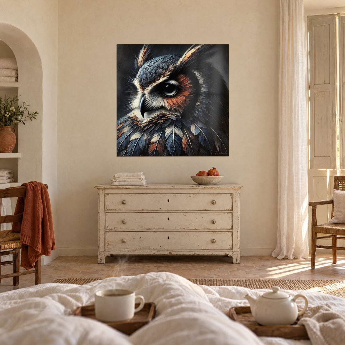 Tableau oiseau de proie au bec noir et plumage bleu ardoise taché de roux, couple de dos au-dessus d'un lit dans une chambre claire