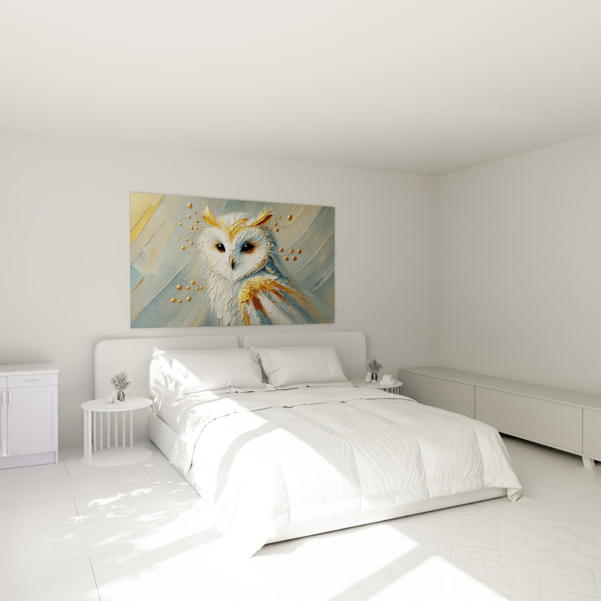 Regard perçant d'un hibou doré et bleu pastel, accroché au-dessus d'un lit dans une chambre claire