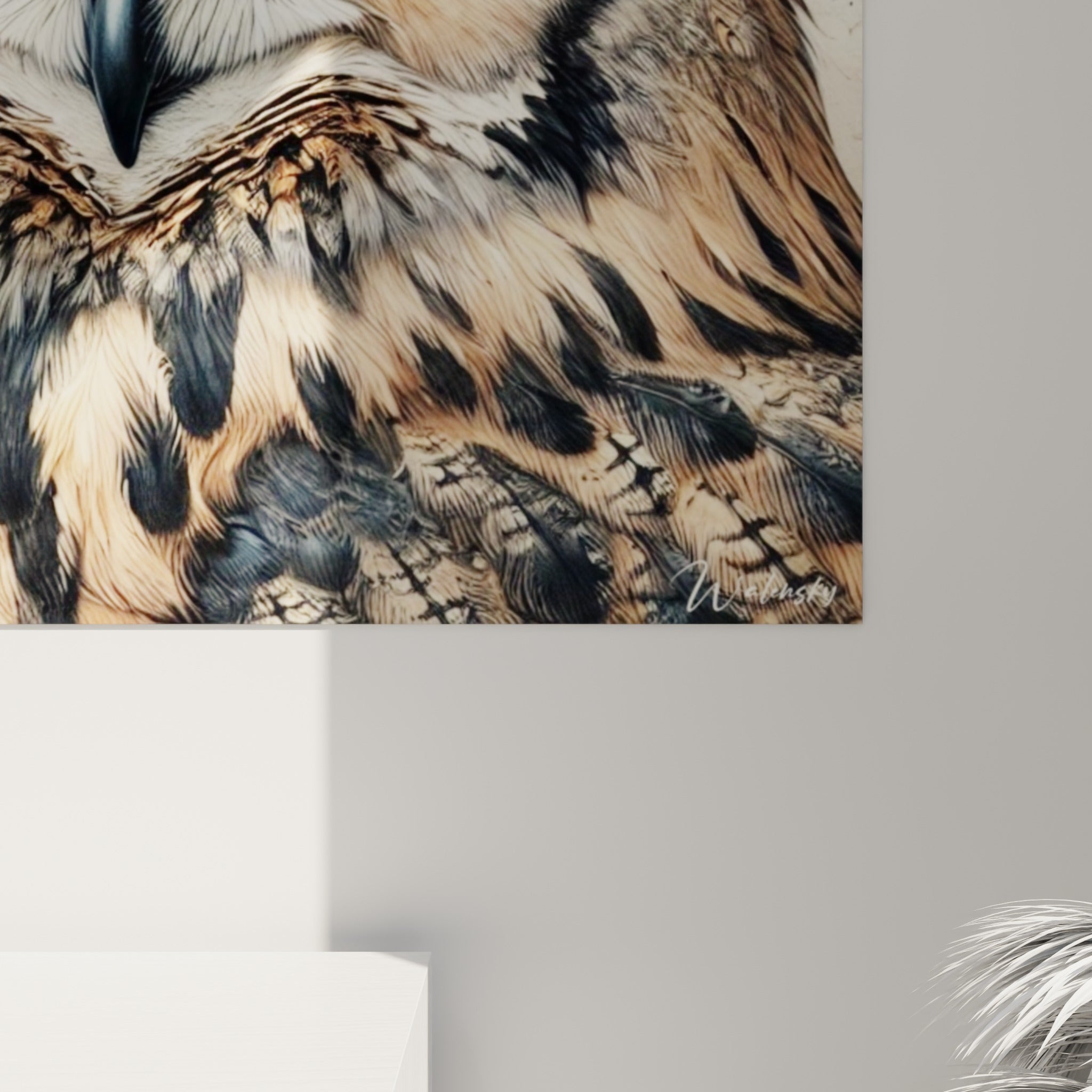 Détail des plumes texturées fauve et anthracite du hibou, coulures d'aquarelle beige visibles de près