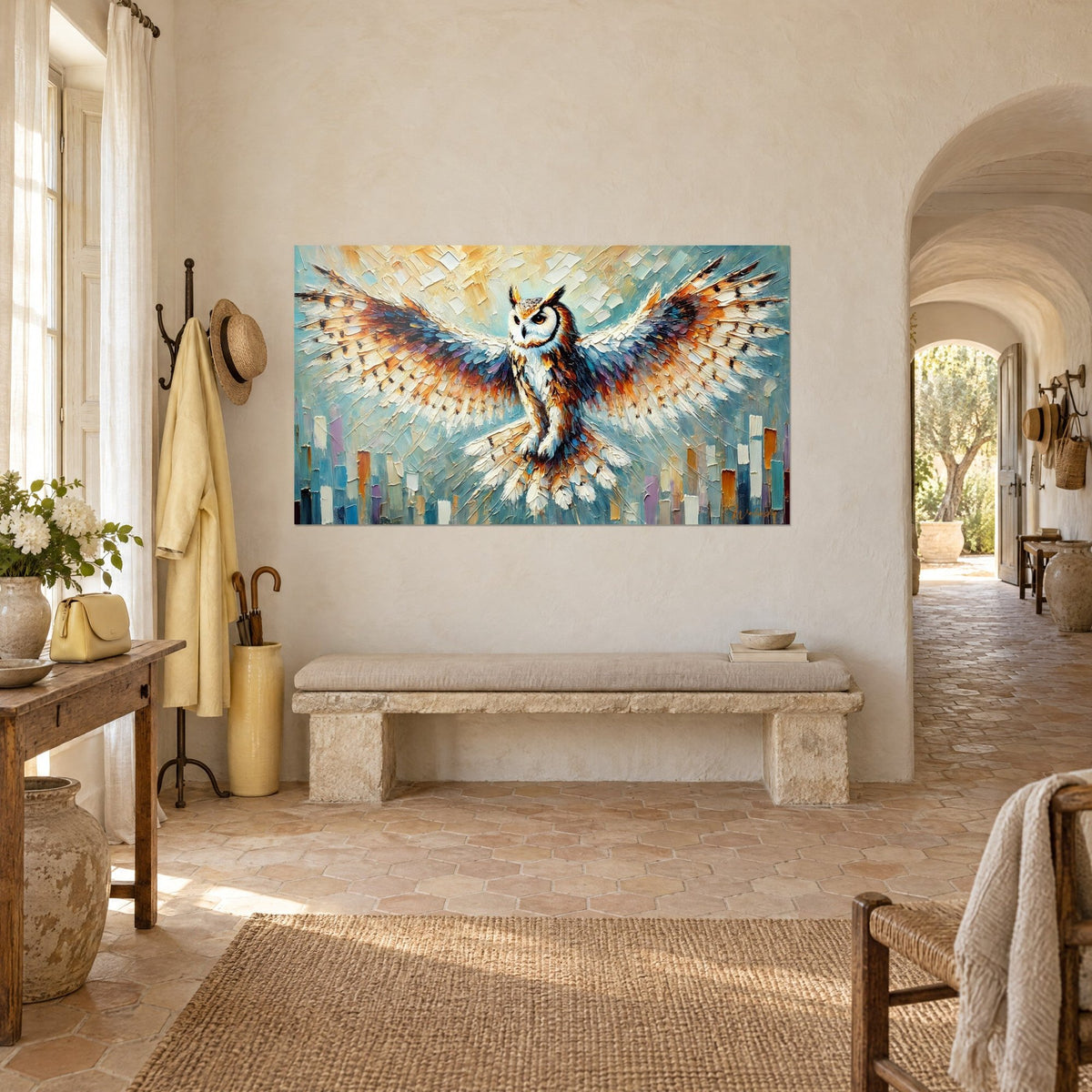 Gemälde Nachtvogel im Vollflug, dicker Pinselstrich in Blau und Orange, cremefarbene Wand eines provenzalischen Landhauses