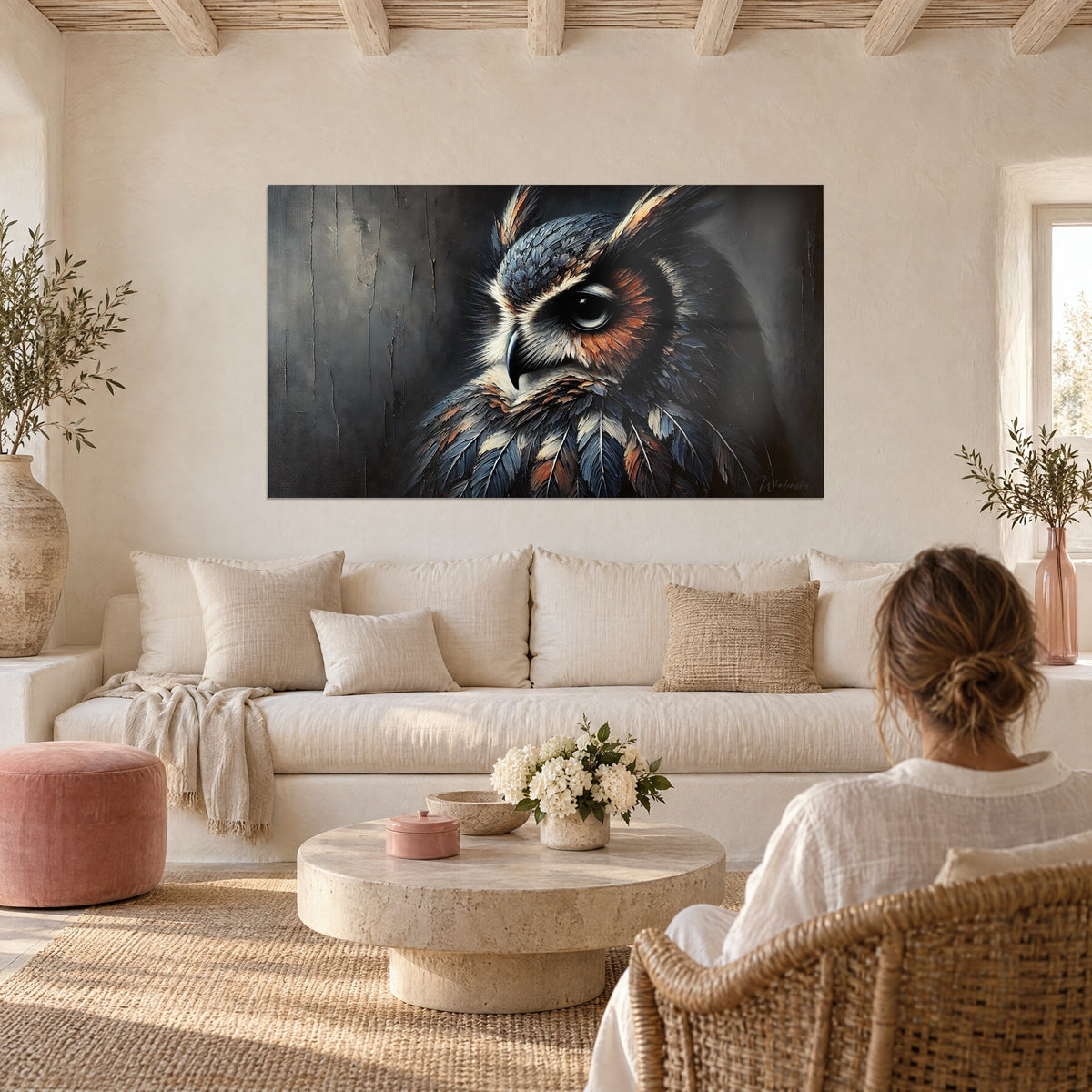 Tableau grand-duc au regard d'onyx, plumes gris bleuté et roux sur fond craquelé, au-dessus d'un canapé dans un salon lumineux