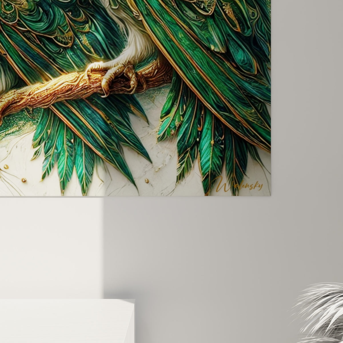 Plumage émeraude finement texturé aux filaments dorés, empâtements visibles sur la toile accrochée