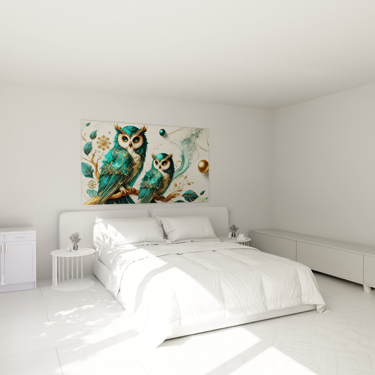 Duo de hiboux verts et dorés au-dessus d'un lit dans une chambre claire et épurée