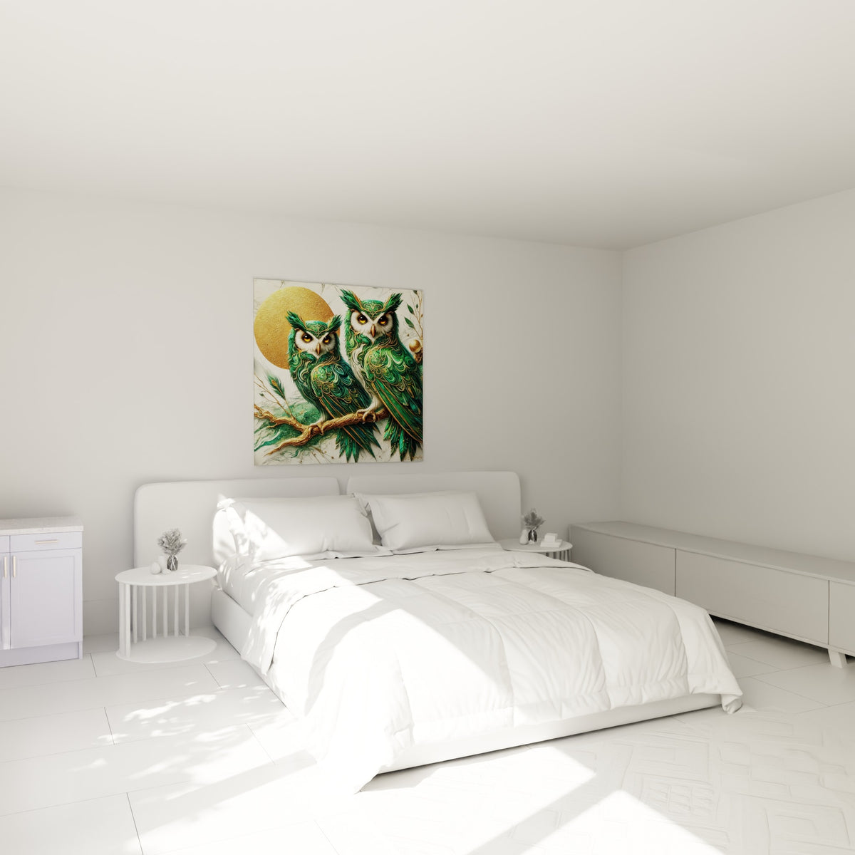 Hiboux verts et dorés ornés de motifs celtiques, accrochés au-dessus d'un lit dans une chambre claire