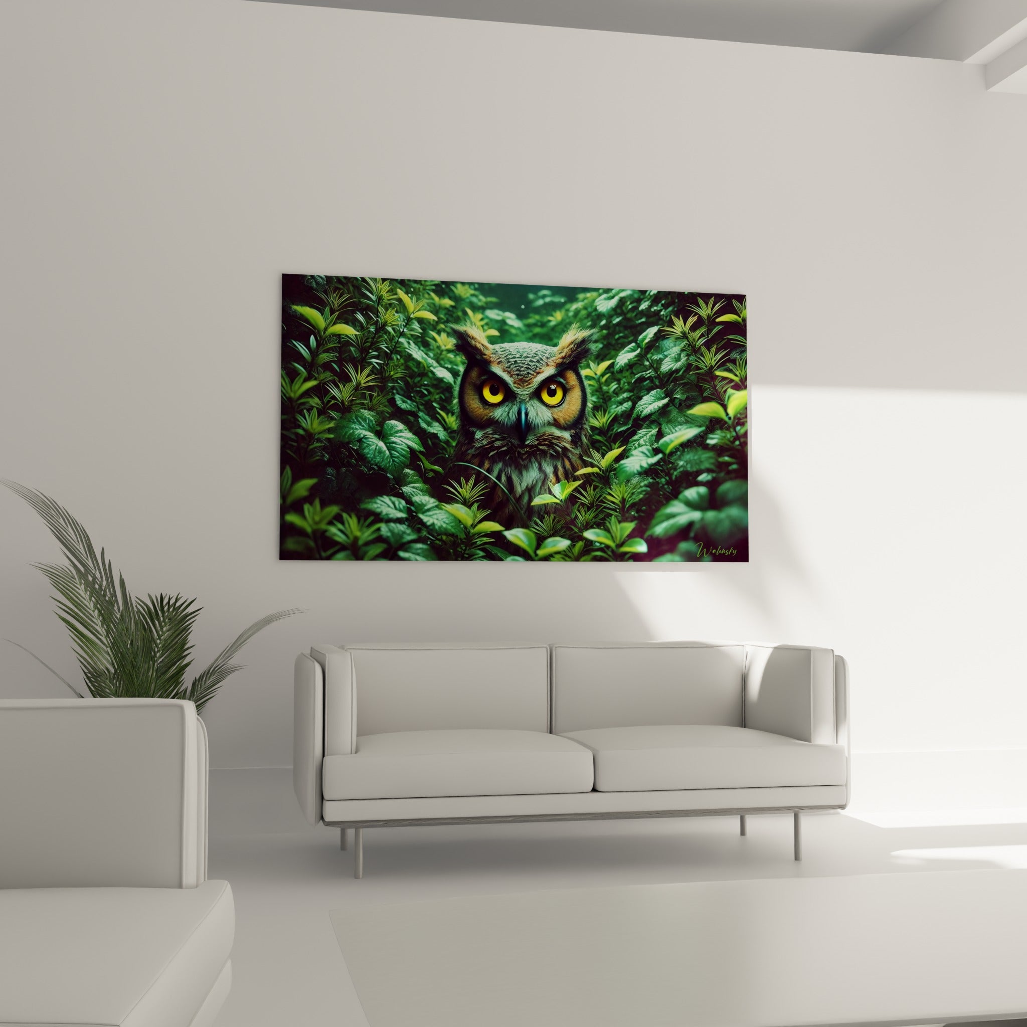 Plumage détaillé du hibou fauve et vert forêt accroché au-dessus d'un canapé dans un salon lumineux