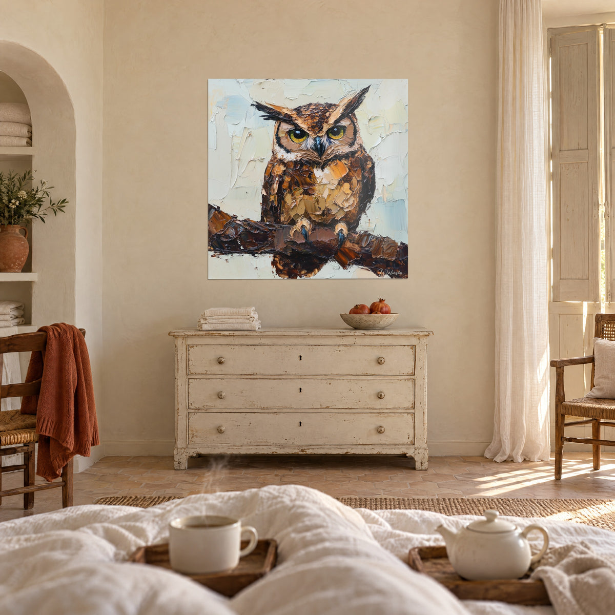 Schilderij oehoe met strenge blik, oranjeokerkleurige en chocoladebruine veren, lichtblauwe en crèmekleurige achtergrond, boven een bed in een lichte slaapkamer