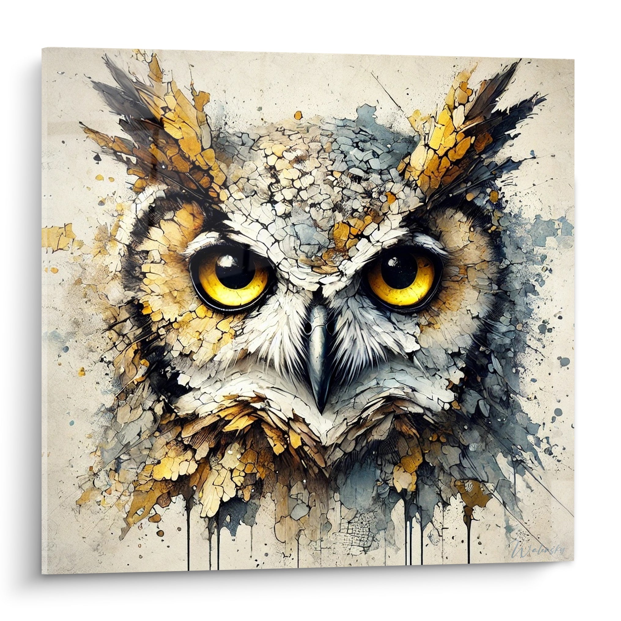 Hibou aux yeux jaune vif et plumage doré craquelé sur fond ivoire texturé