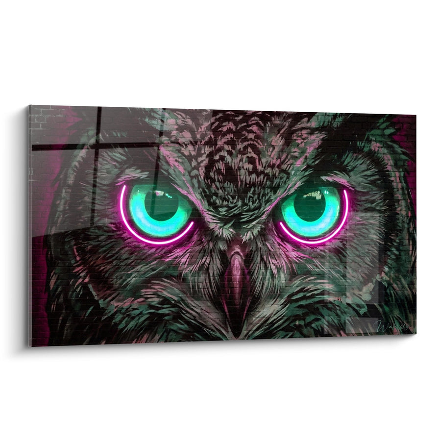 Uilenschilderij met neon turquoise en magenta ogen op een stadsmuren - Hypnotische blik - Neon fluorescerende Street art editie