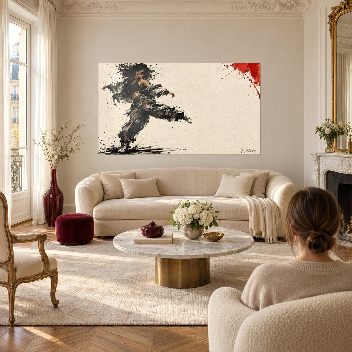Tableau danseuse hip-hop jambe tendue, encre noire et tache rouge sur papier crème, au-dessus d'un canapé dans un salon lumineux