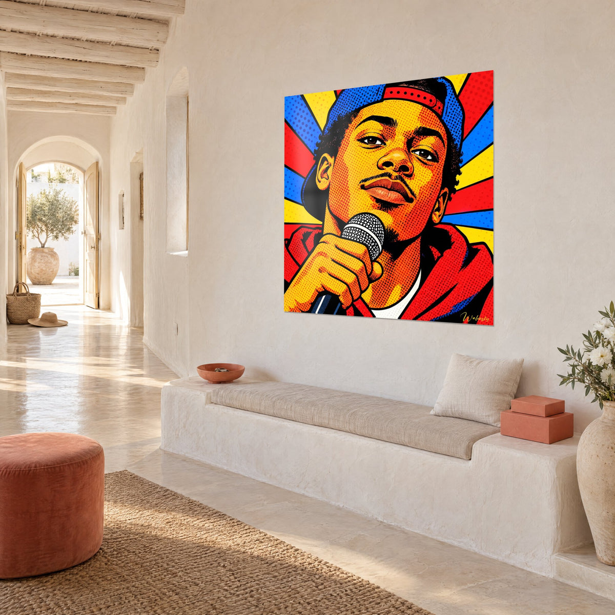 Tableau MC au regard fier, casquette retournée bleue à pois, fond rayonné jaune et rouge, mur blanc d'une maison méditerranéenne