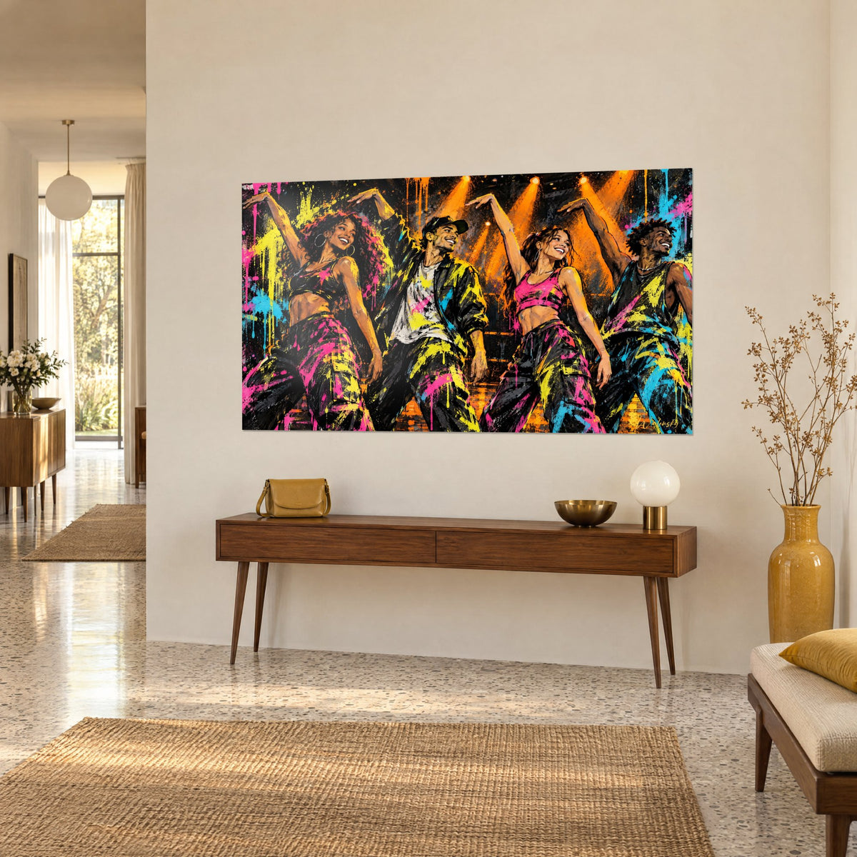 Tableau troupe de breakdance souriante, projecteurs orange et peinture fluo rose, jaune, bleu, sur un mur beige, console en bois