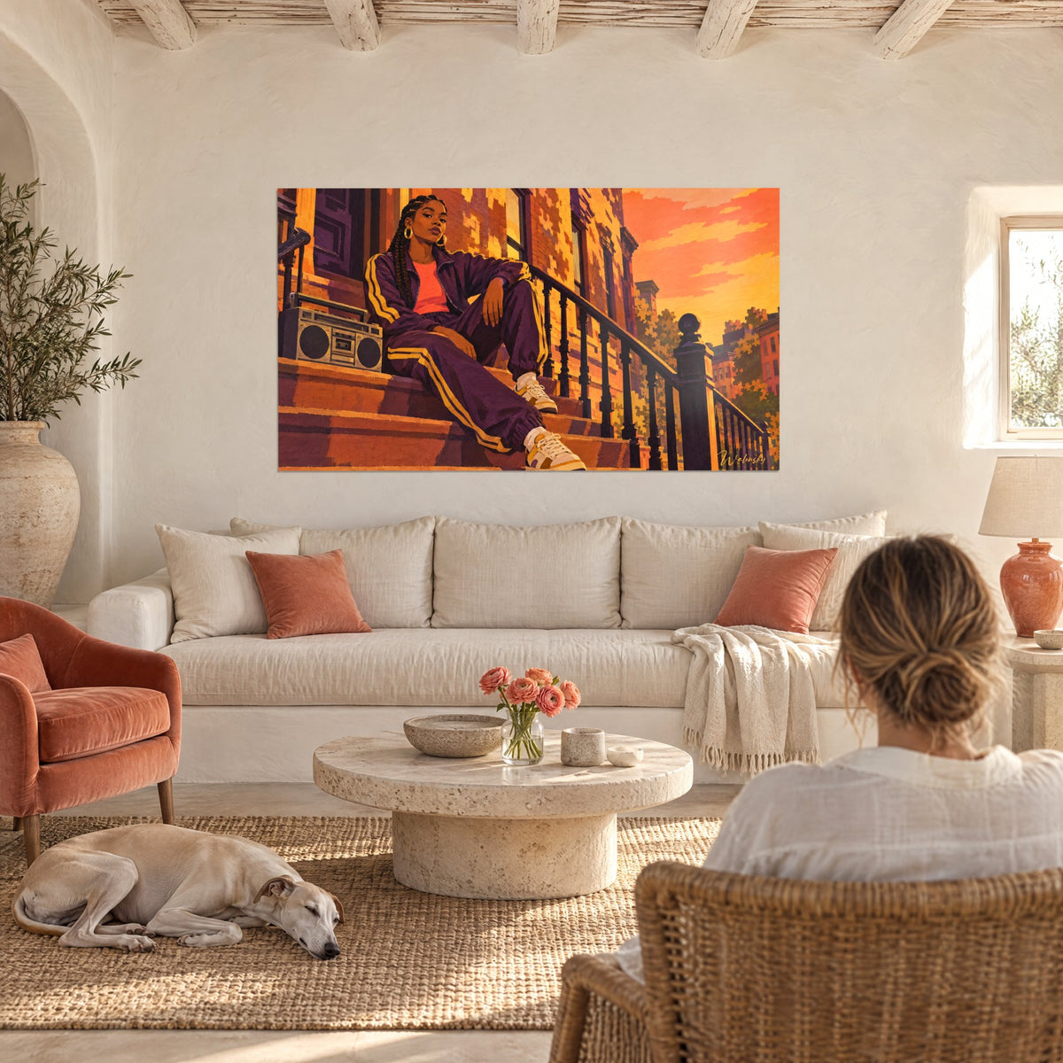 Tableau jeune femme en survêtement violet à bandes dorées, boombox sur le perron, ciel orange, au-dessus d'un canapé dans un salon lumineux