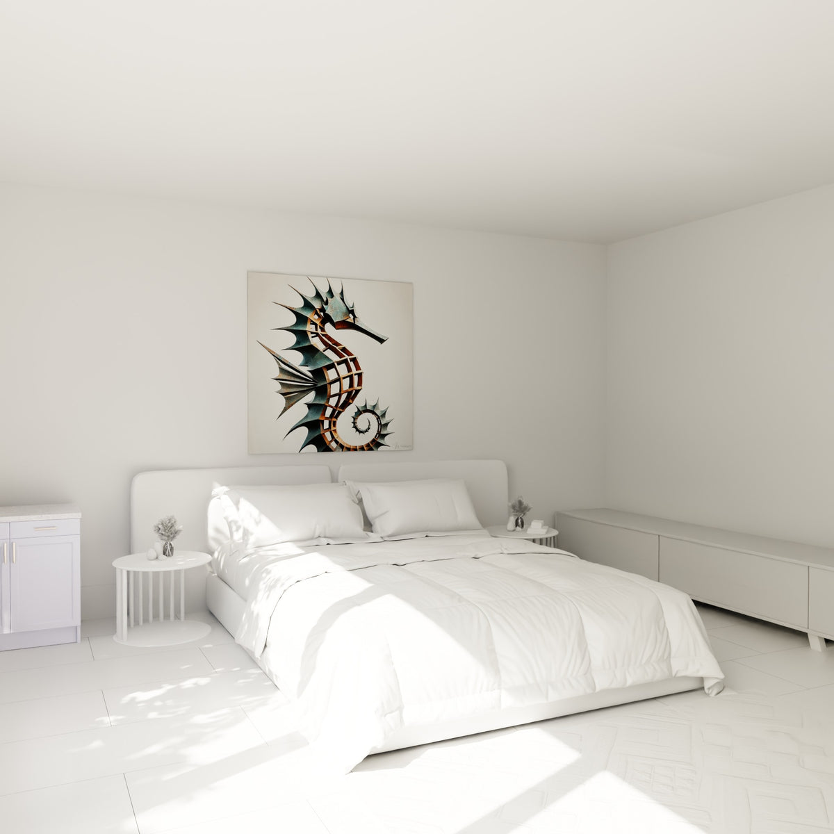 Créature marine sculptée en métal oxydé bleu pétrole et cuivré, accrochée au-dessus d'un lit dans une chambre claire
