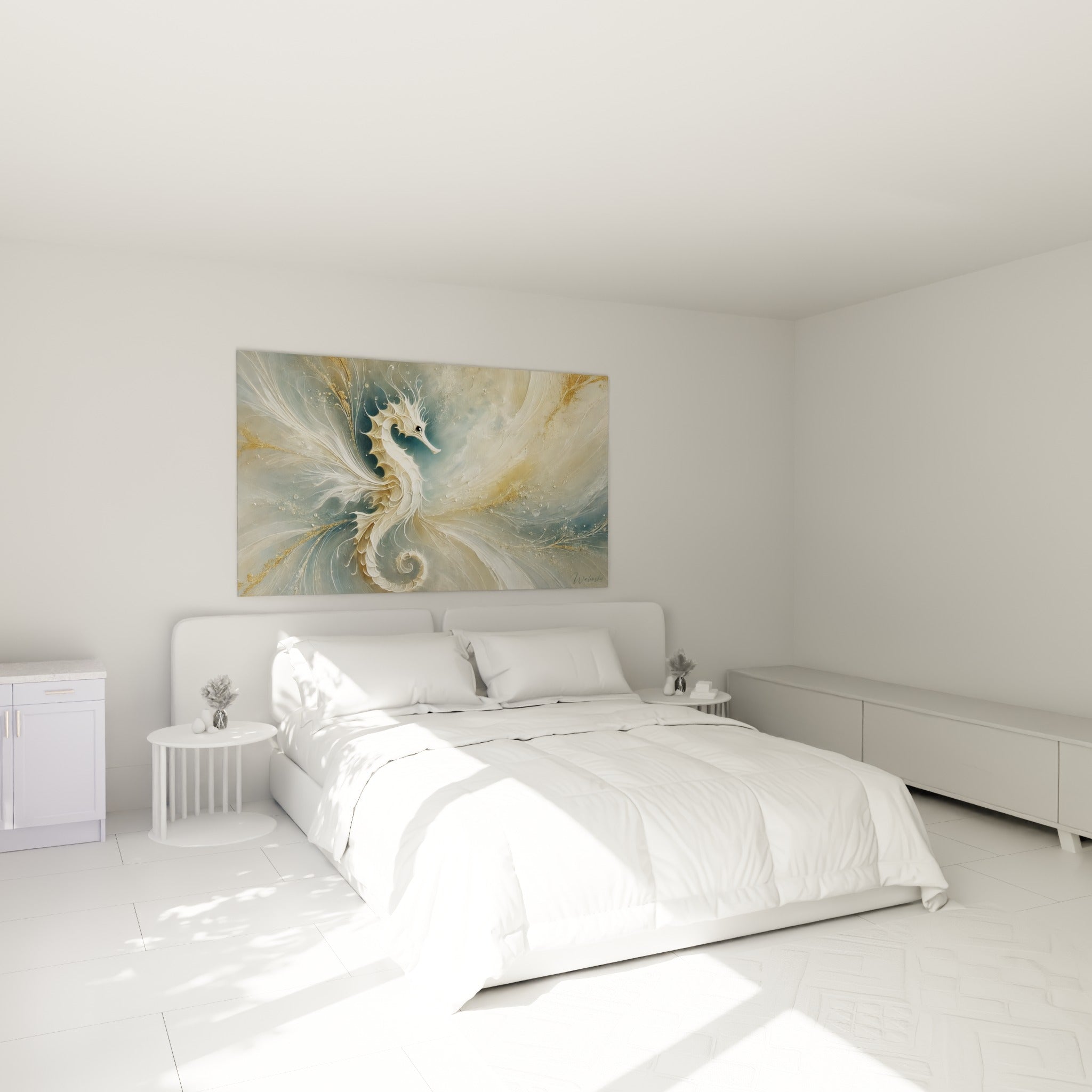 Créature marine dorée et bleu ardoise en volutes, au-dessus d'un lit dans une chambre claire