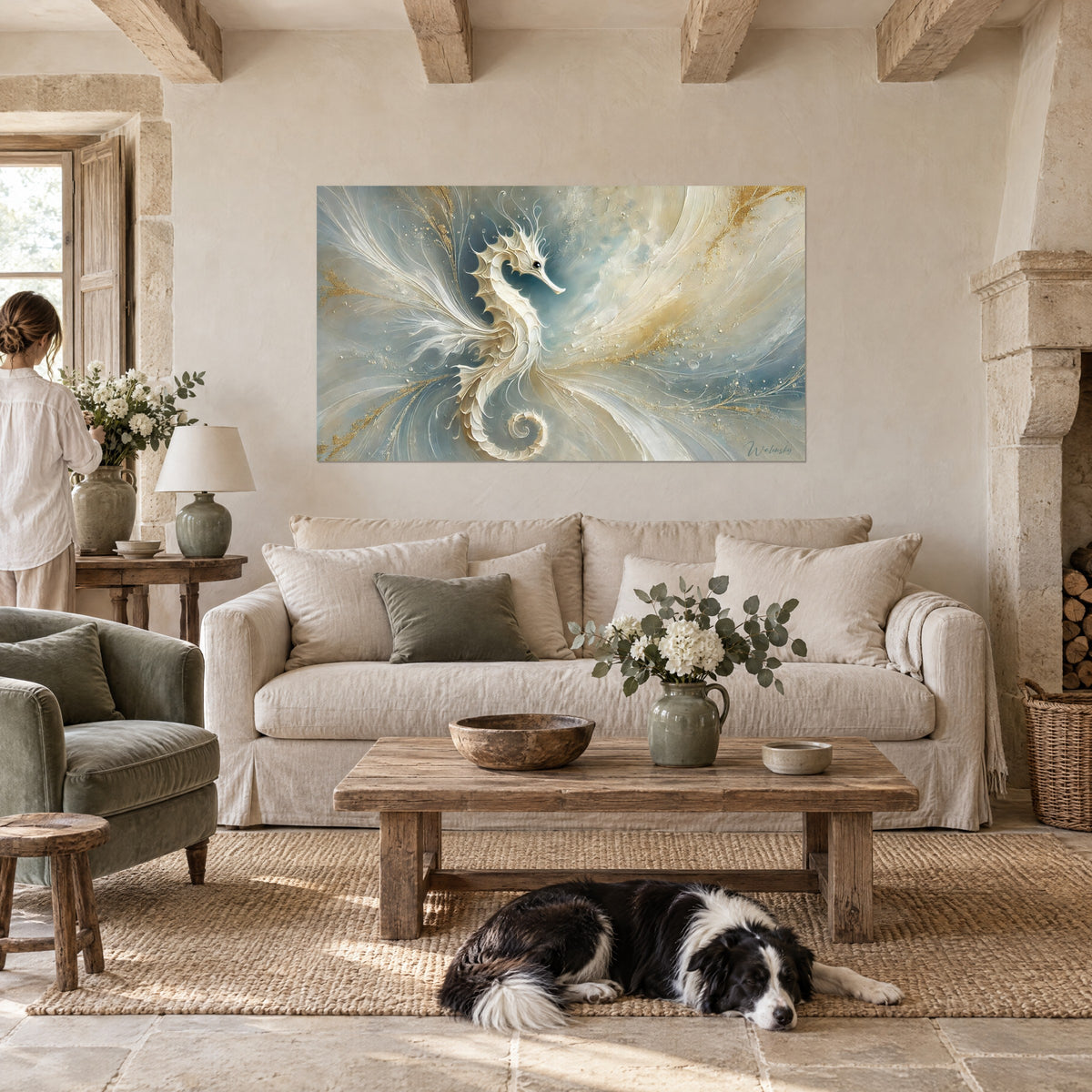 Tableau hippocampe ivoire aux crêtes dorées, fond bleu-gris, au-dessus d'un canapé dans un salon lumineux