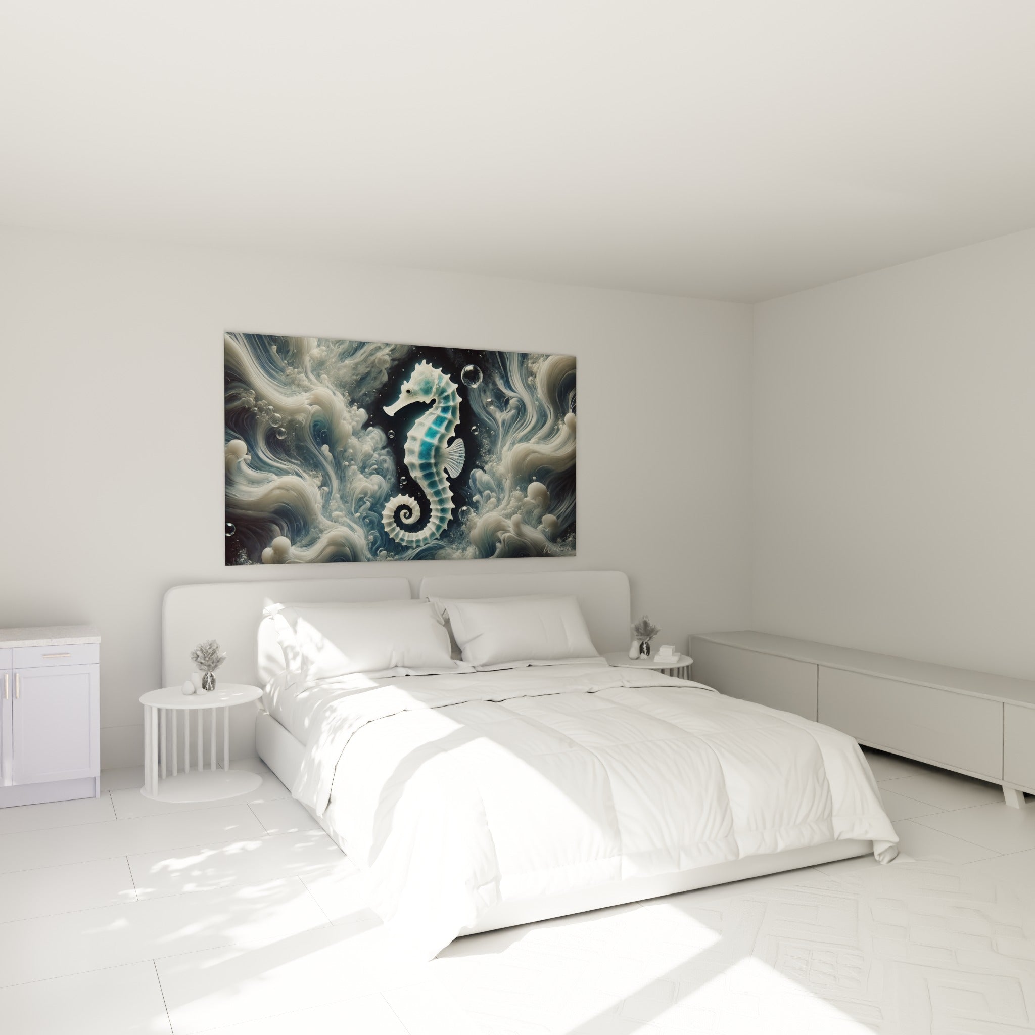 Créature marine bleu turquoise et blanc nacré accrochée au-dessus d'un lit dans une chambre claire