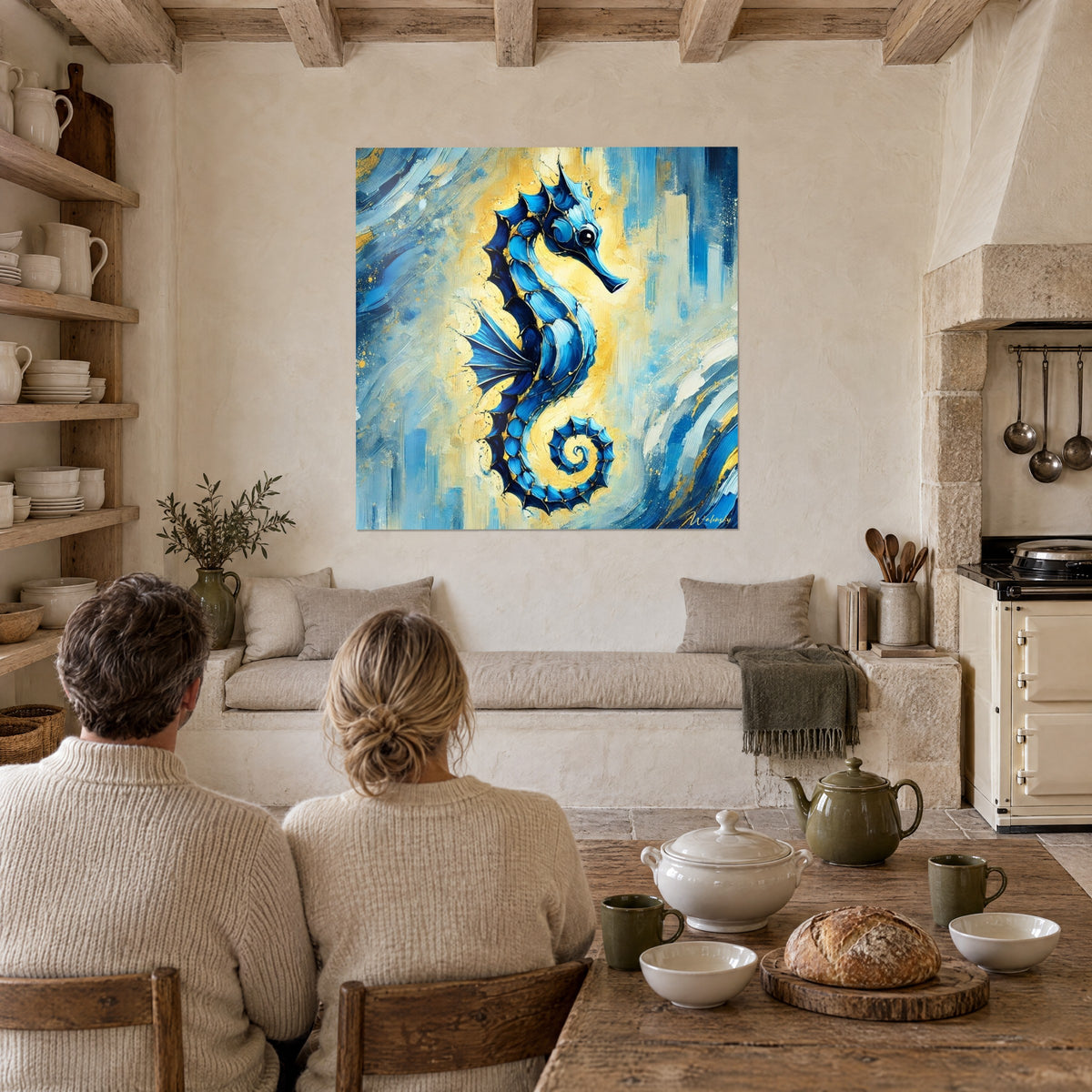 Tableau poisson à crête épineuse bleu outremer sur fond doré, deux personnes de dos devant une cuisine en pierre