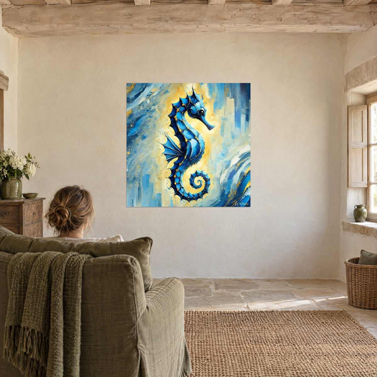 Tableau hippocampe tourbillonnant en bleu marine et jaune crème, une femme de dos sur un fauteuil vert face au mur