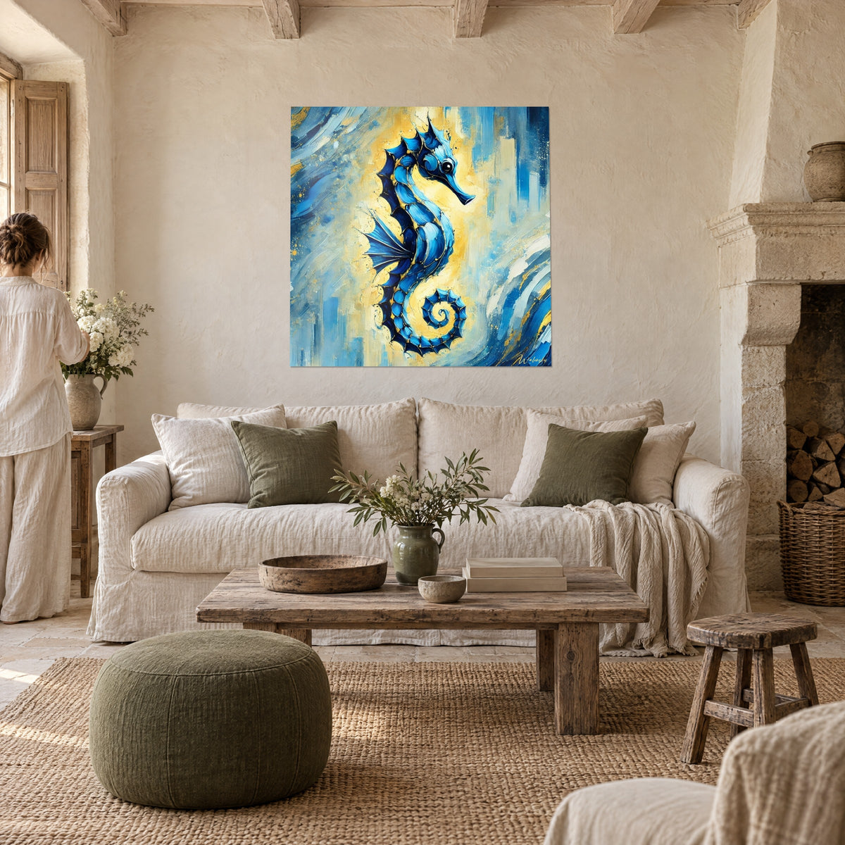 Tableau hippocampe aux écailles bleu cobalt sur fond jaune pâle, accroché au-dessus d'un canapé dans un salon lumineux