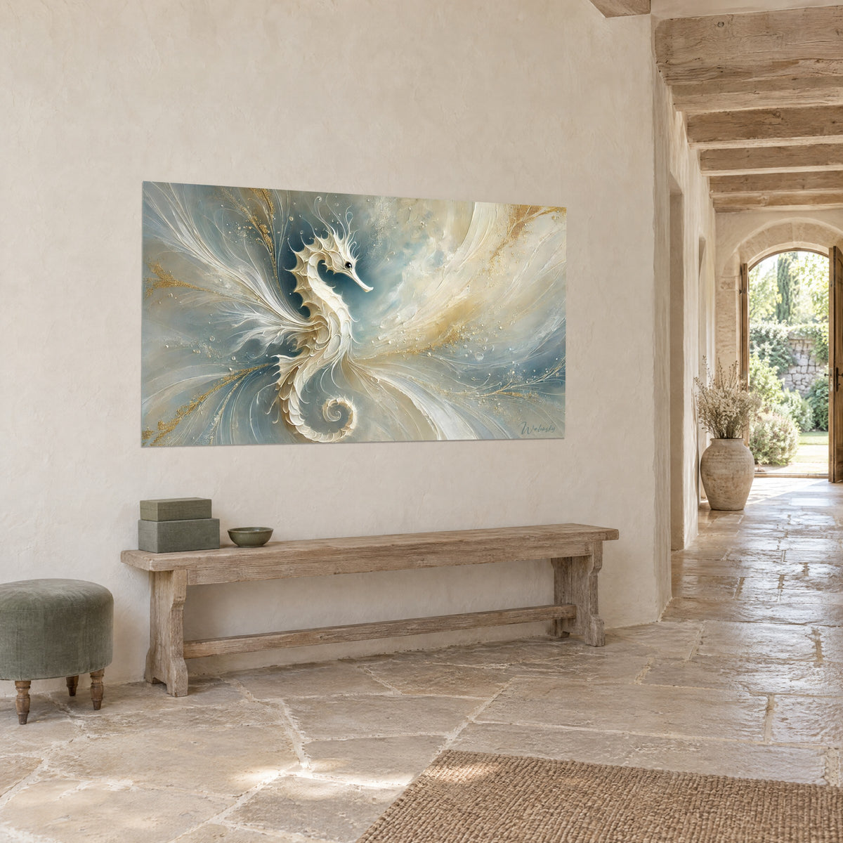 Tableau cheval de mer nacré enroulant sa queue sur un fond bleu et or, mur d'un couloir en pierre claire