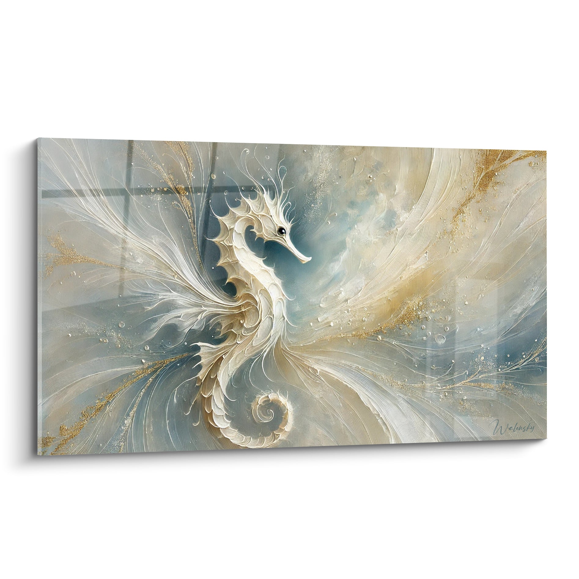 Hippocampe blanc et doré aux volutes bleu nacré, corps enroulé, style pictural texturé